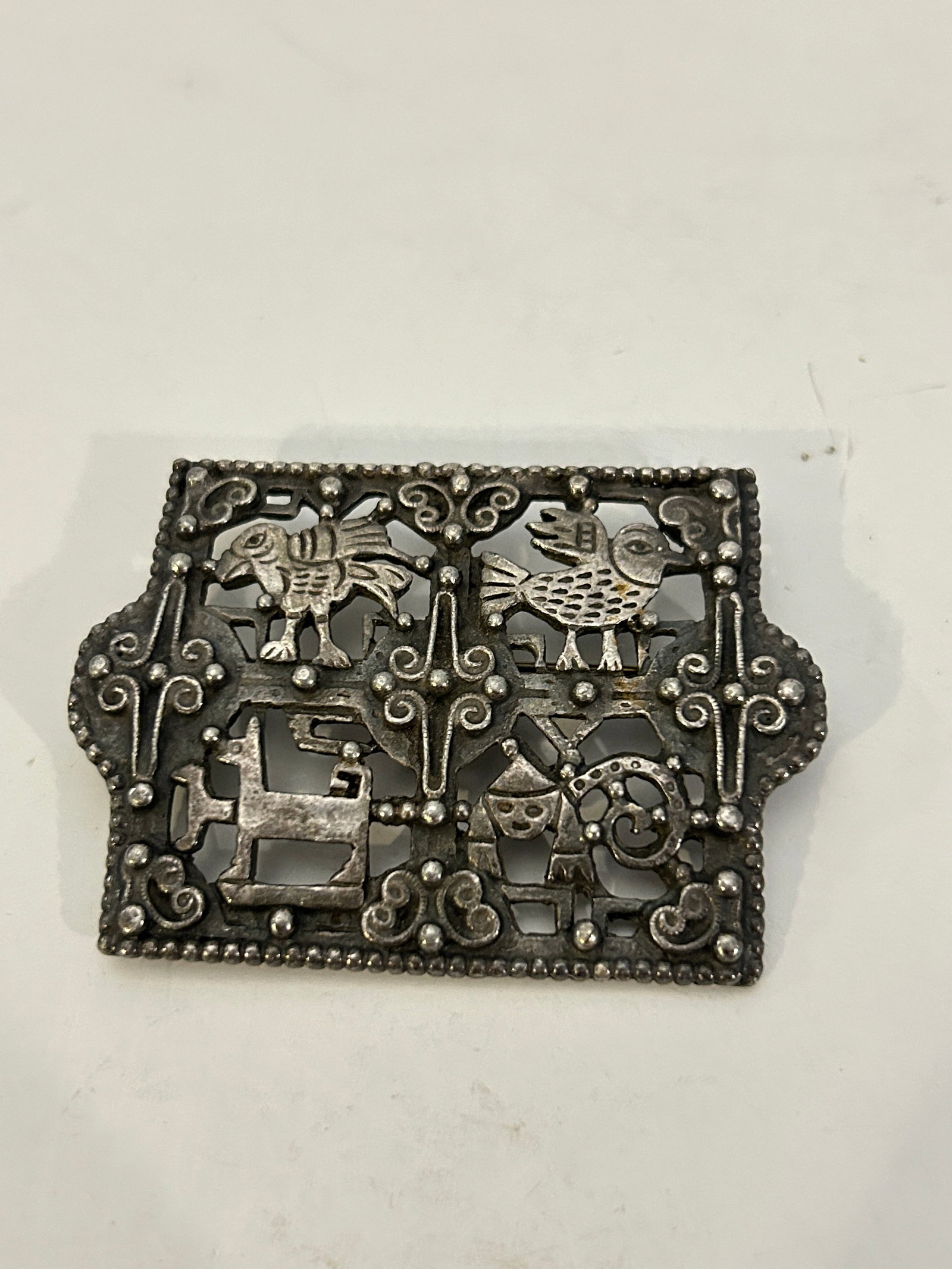 Vintage Peruvian artisan pin features intricate silver filigree Brooch: Vintage Peruvian artisan pin features intricate silver filigree Brooch Please view all photos as they are part of the description and condition of this Item, Feel free to contact me with questions or 