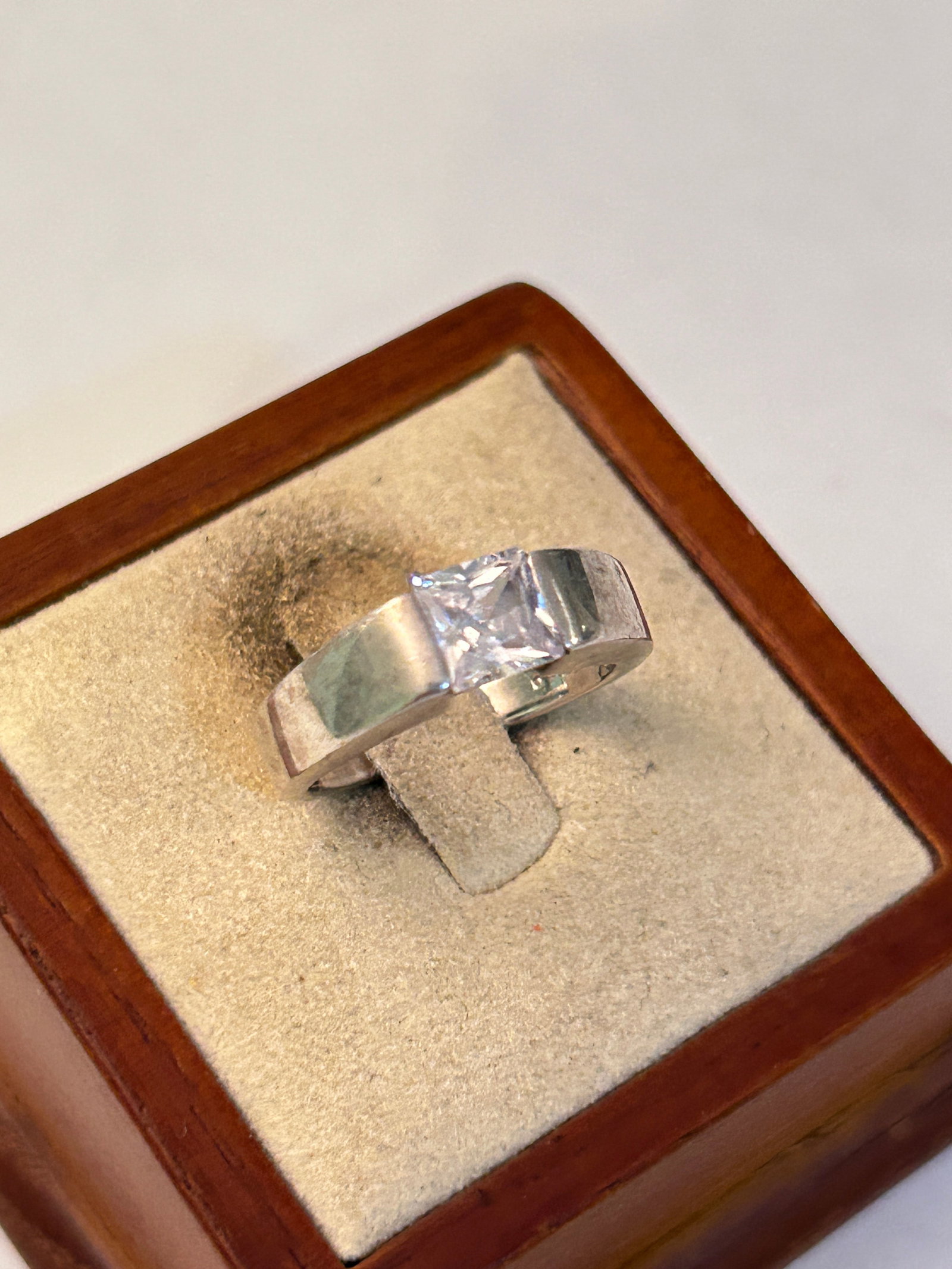 Vintage Sterling Silver Modernist Ring Sz 7: Vintage Sterling Silver Modernist Ring Sz 7 Please view all photos as they are part of the description and condition of this Item, Feel free to contact me with questions or picture requests! Used Item