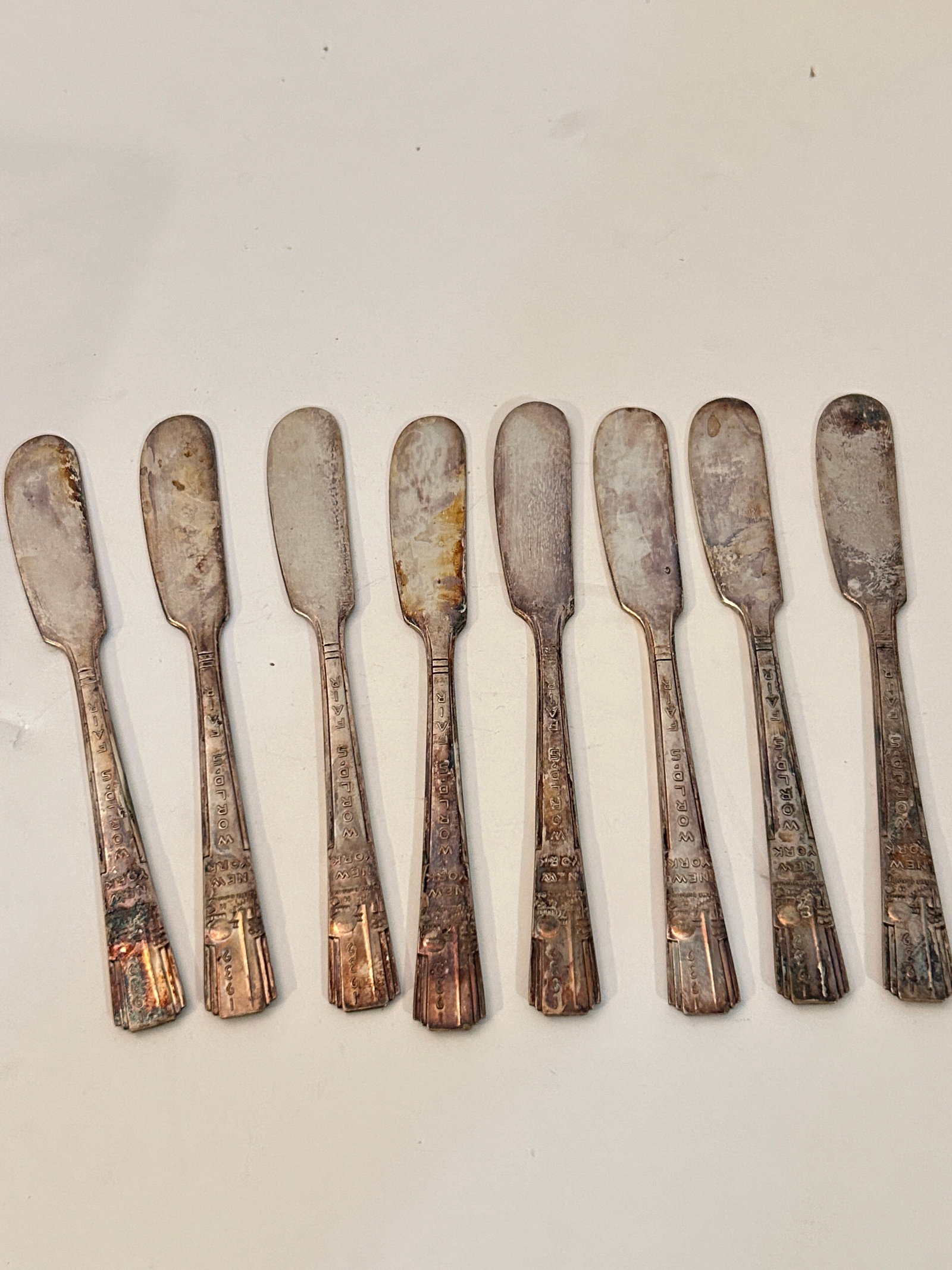 Lot of 8 Butter knives 1939 New York World's Fair H Rogers Co silver-plate (1 of 5)