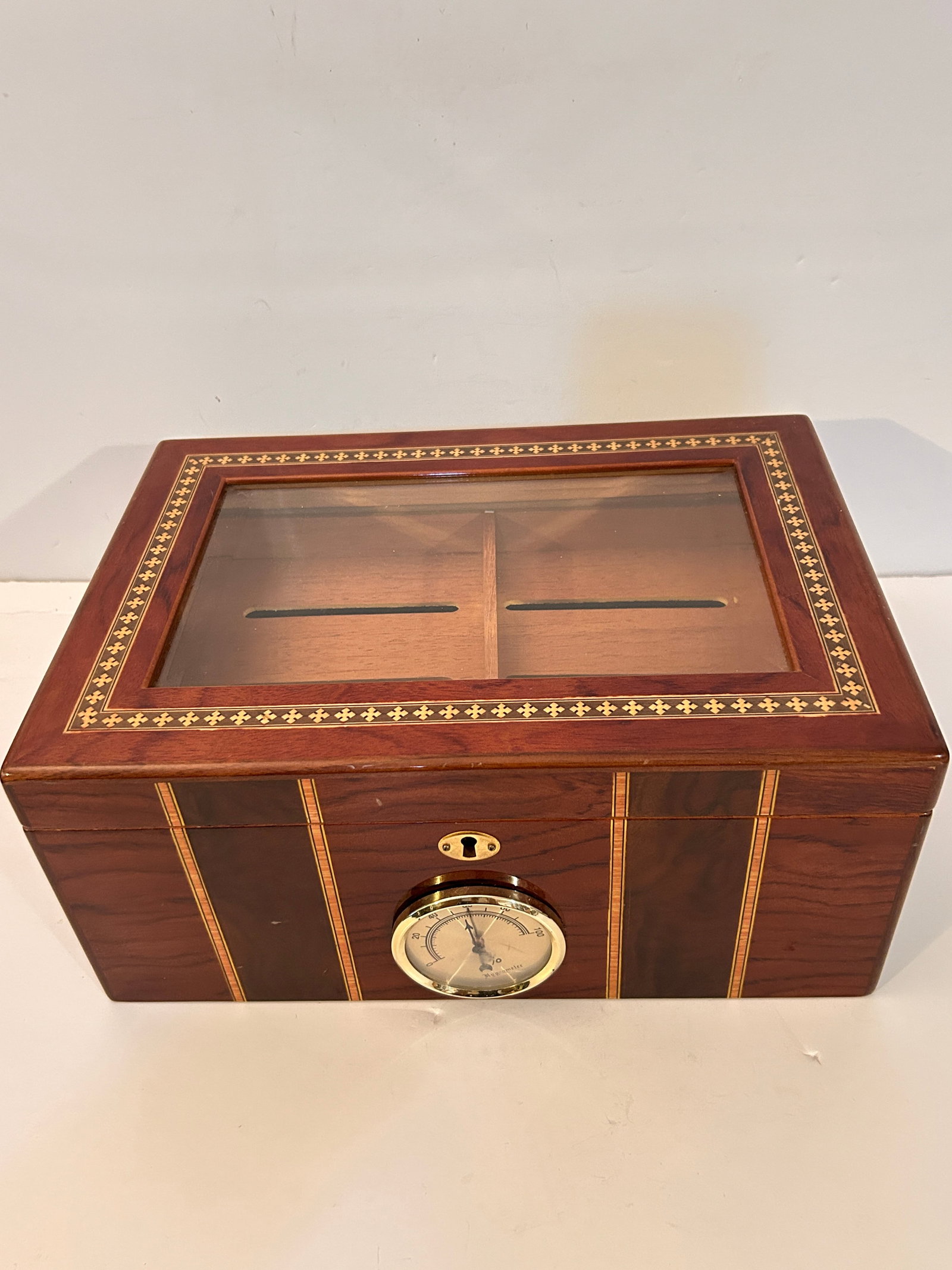 Vintage Wooden Cigar Humidor Hygrometer With Lock no Key Holds 40-75 Cigars 14"X10"X6": Vintage Wooden Cigar Humidor Hygrometer With Lock no Key Holds 40-75 Cigars 14"X10"X6" Please view all photos as they are part of the description and condition of this Item, Feel free to contact me wi