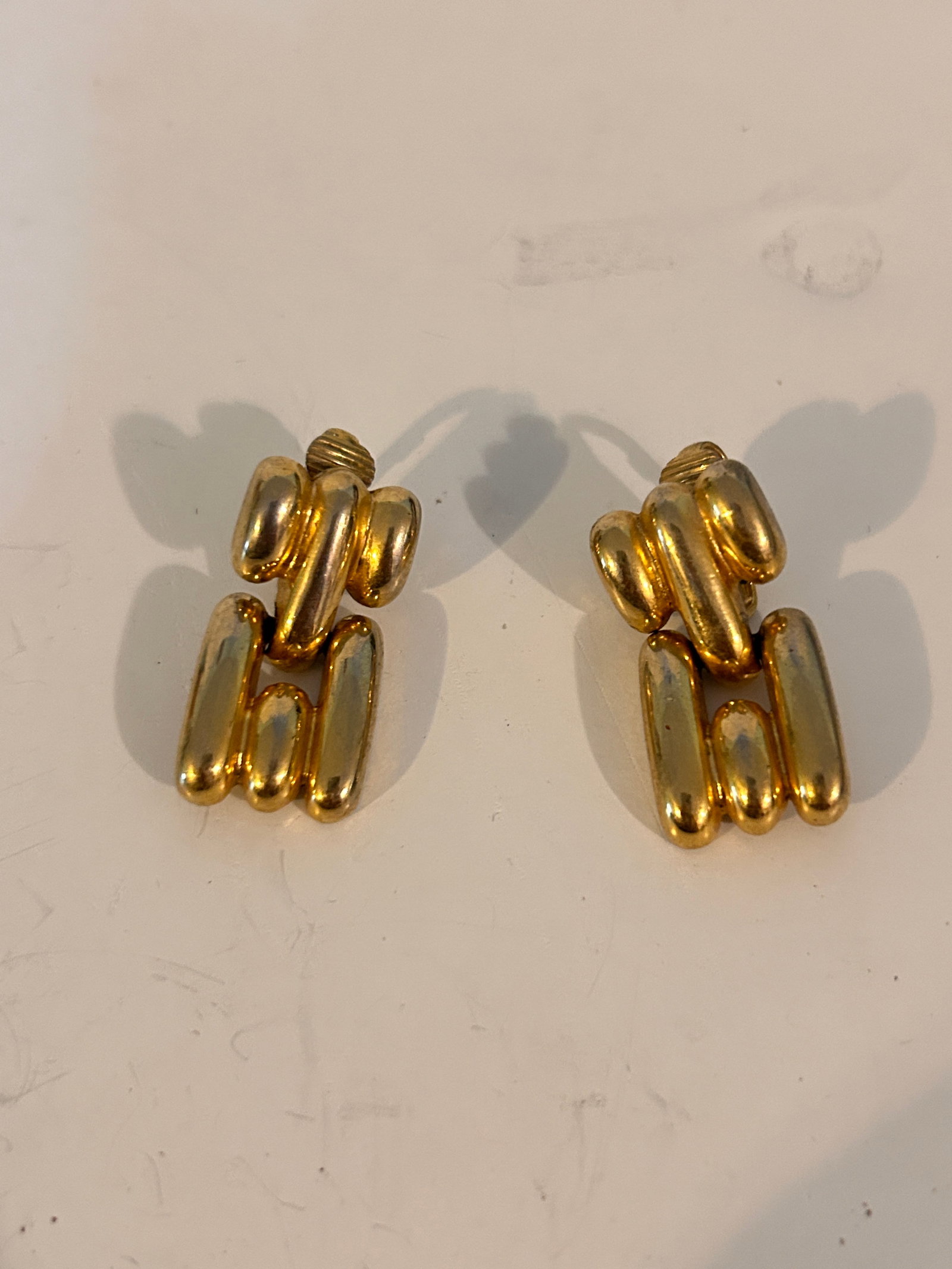 Joan Rivers vintage Signed Gold Tone Earrings: Joan Rivers vintage Signed Gold Tone Earrings Please view all photos as they are part of the description and condition of this Item, Feel free to contact me with questions or picture requests! Used It