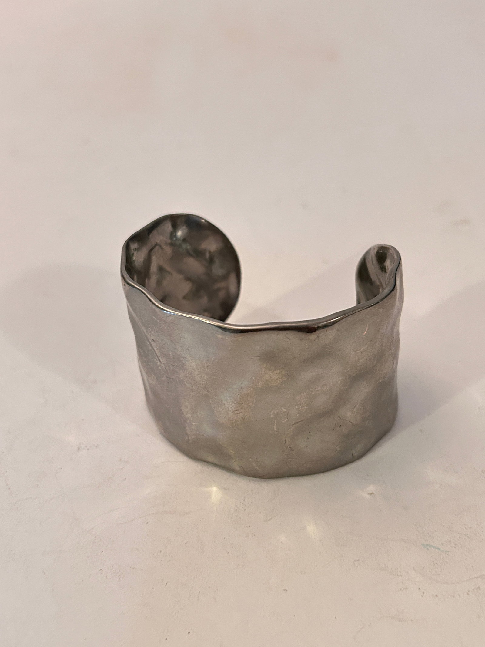Vtg Hammered Cuff Silvertone Bracelet 7" (1 of 4)