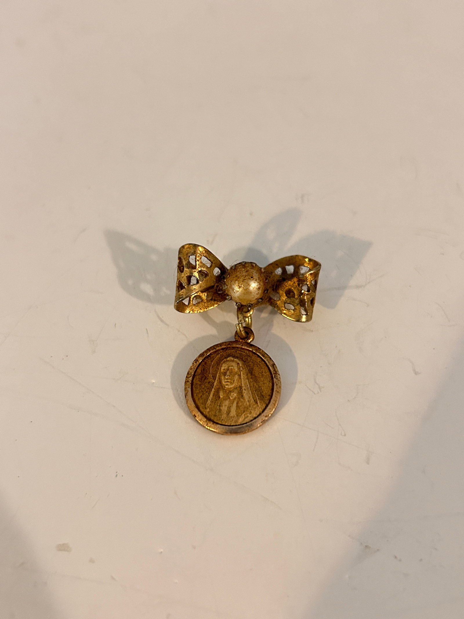 Vintage Religious Virgin Mary Brooch: Vintage Religious Virgin Mary Brooch Please view all photos as they are part of the description and condition of this Item, Feel free to contact me with questions or picture requests! Used Item AS IS