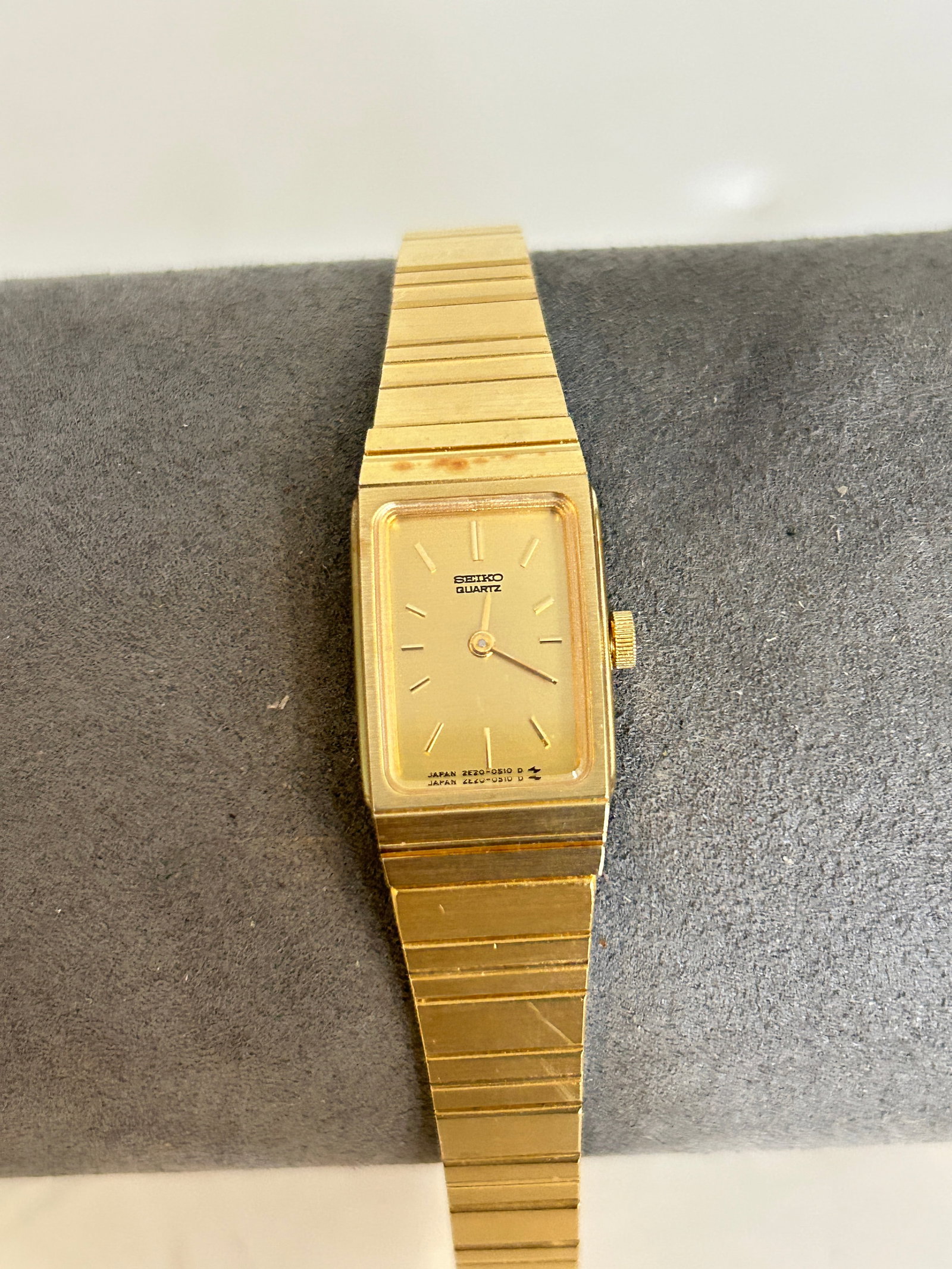 Vintage Seiko Quartz Ladies Watch 2E20- 5389 WORKING Gold Tone: Vintage Seiko Quartz Ladies Watch 2E20- 5389 WORKING Gold Tone Please view all photos as they are part of the description and condition of this Item, Feel free to contact me with questions or picture 