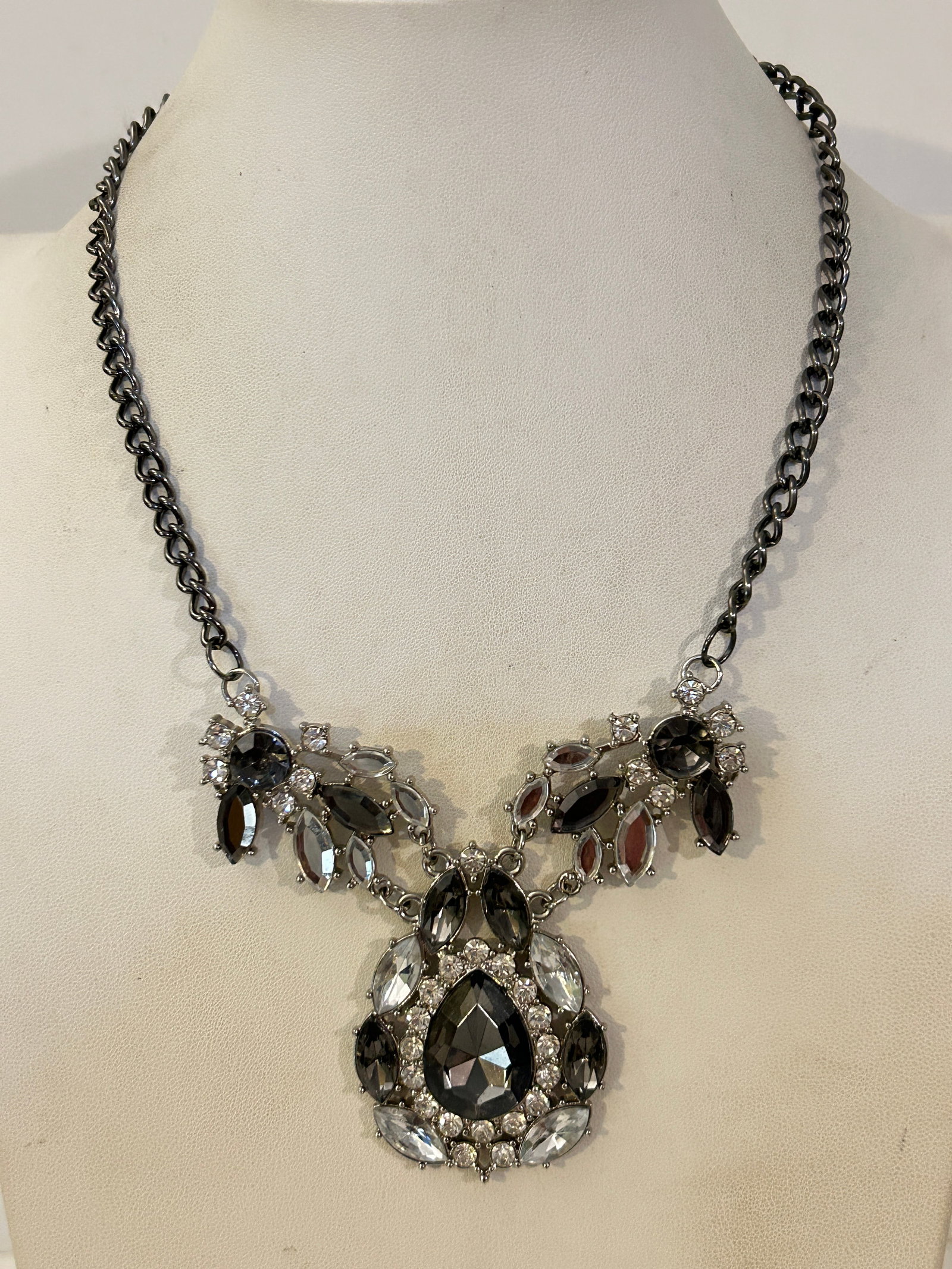 Vintage Necklace: Vintage Necklace Please view all photos as they are part of the description and condition of this Item, Feel free to contact me with questions or picture requests! Used Item AS IS