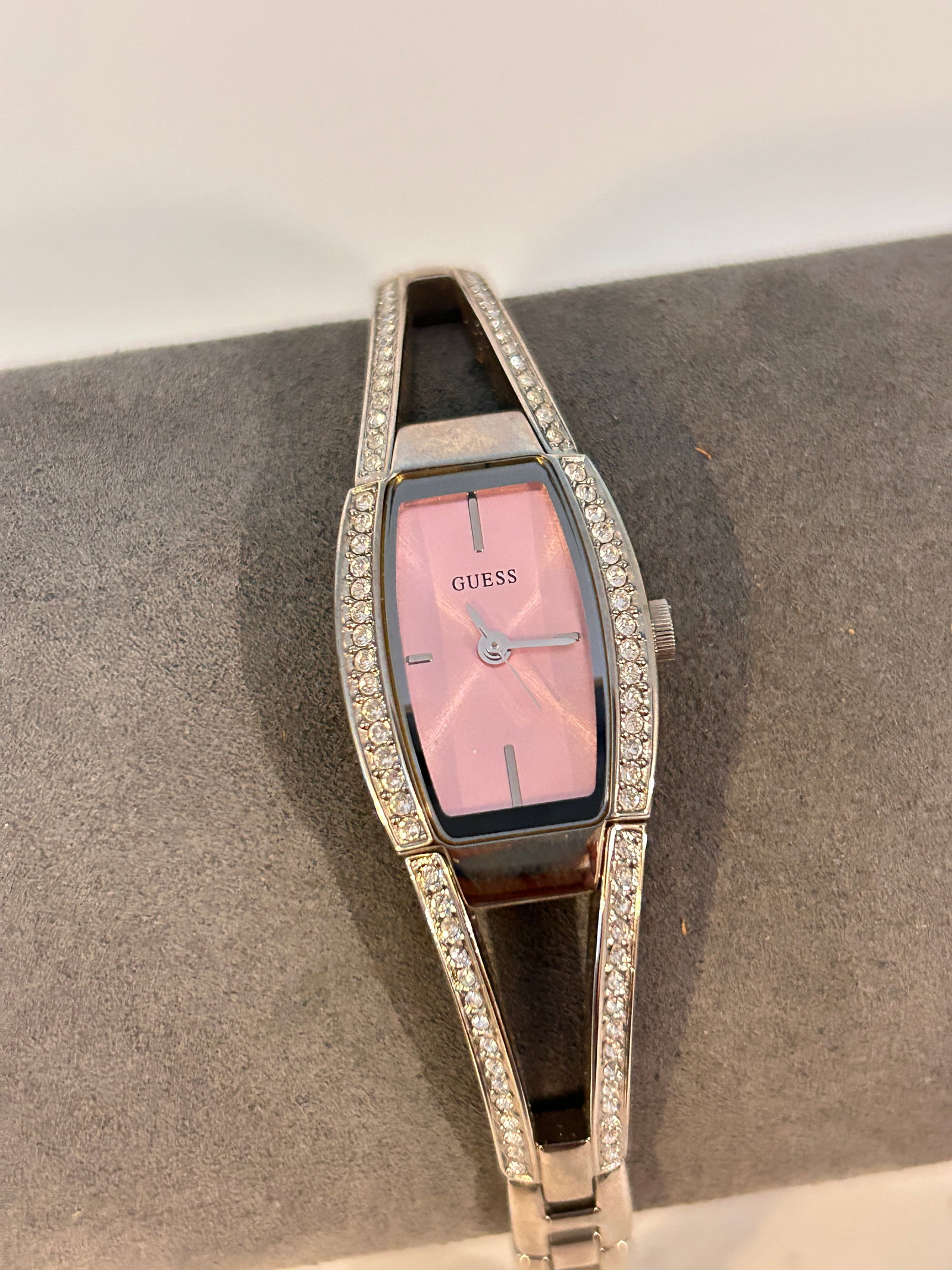 Guess Hourglass 18mm Steel Crystal Pink Dial Ladies Quartz Watch G85703L working: Guess Hourglass 18mm Steel Crystal Pink Dial Ladies Quartz Watch G85703L working Please view all photos as they are part of the description and condition of this Item, Feel free to contact me with que