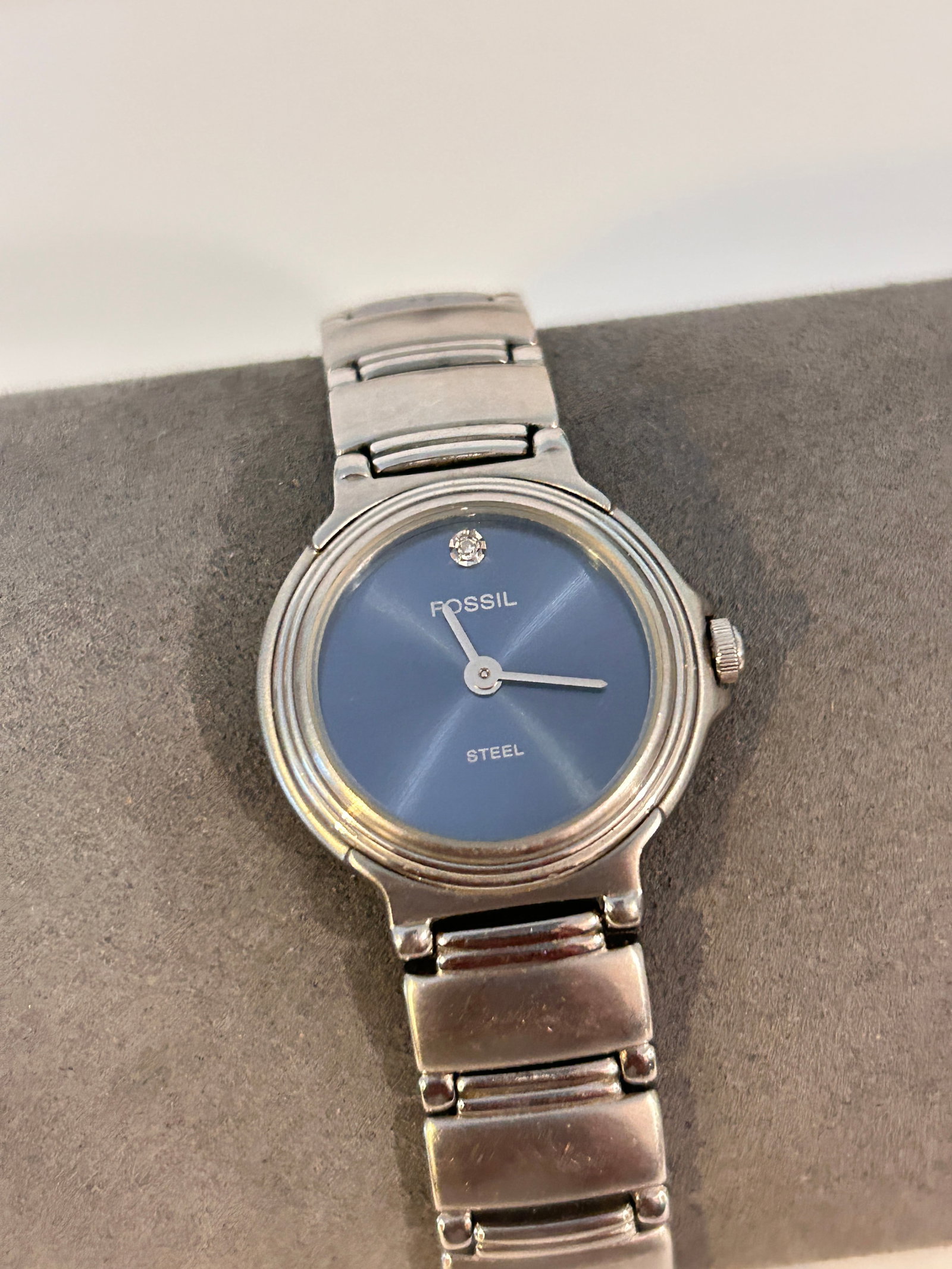 Fossil Steel Minimalist Quartz Watch working FS-2625: Fossil Steel Minimalist Quartz Watch working FS-2625 Please view all photos as they are part of the description and condition of this Item, Feel free to contact me with questions or picture requests! 