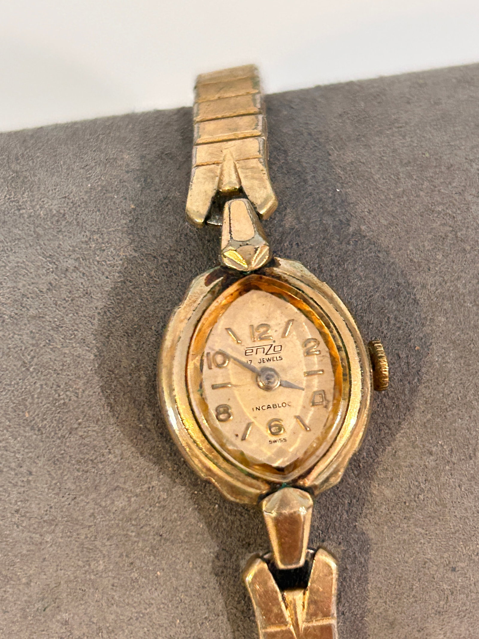 Vintage Enzo women's mech working Watch: Vintage Enzo women's mech working Watch Please view all photos as they are part of the description and condition of this Item, Feel free to contact me with questions or picture requests! Used Item AS 
