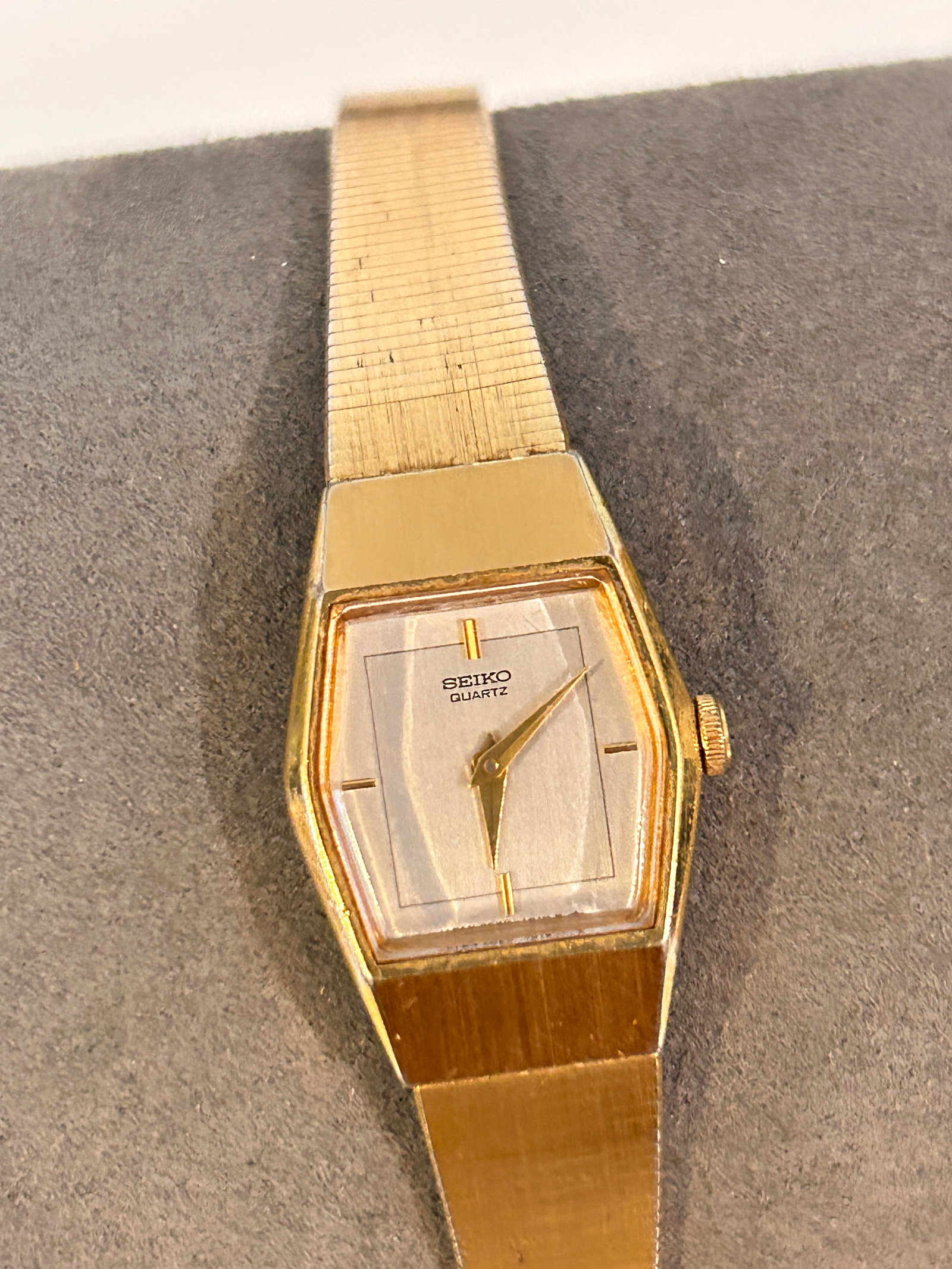 Seiko Womens 2C20-5790 Quartz Watch Gold Tone Watch Bracelet Band & Dial working: Seiko Womens 2C20-5790 Quartz Watch Gold Tone Watch Bracelet Band & Dial working Please view all photos as they are part of the description and condition of this Item, Feel free to contact me with que