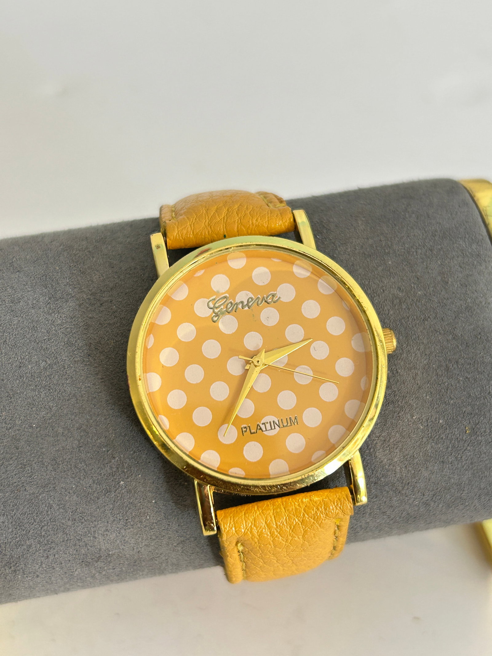 Vintage Geneva Platinum New Watch needs bat: Vintage Geneva Platinum New Watch needs bat Please view all photos as they are part of the description and condition of this Item, Feel free to contact me with questions or picture requests! Used Item