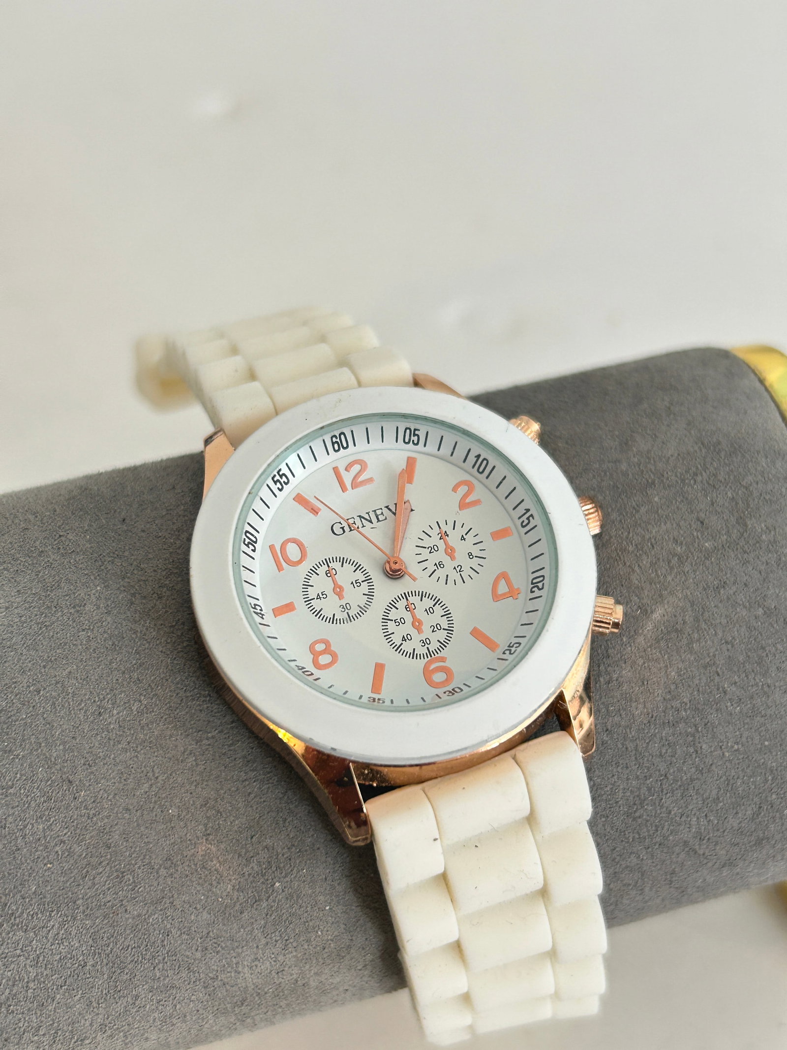 Vintage Geneva New Watch needs bat: Vintage Geneva New Watch needs bat Please view all photos as they are part of the description and condition of this Item, Feel free to contact me with questions or picture requests! Used Item AS IS