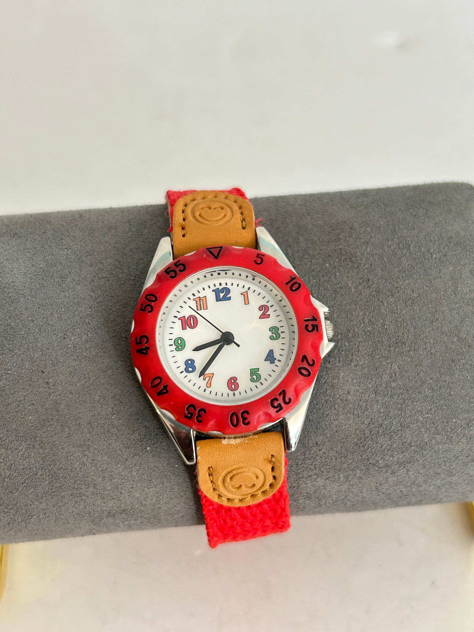 Boys Girls Quartz Watch Kids New Childrens Fabric Strap needs bat: Boys Girls Quartz Watch Kids New Childrens Fabric Strap needs bat Please view all photos as they are part of the description and condition of this Item, Feel free to contact me with questions or pictu