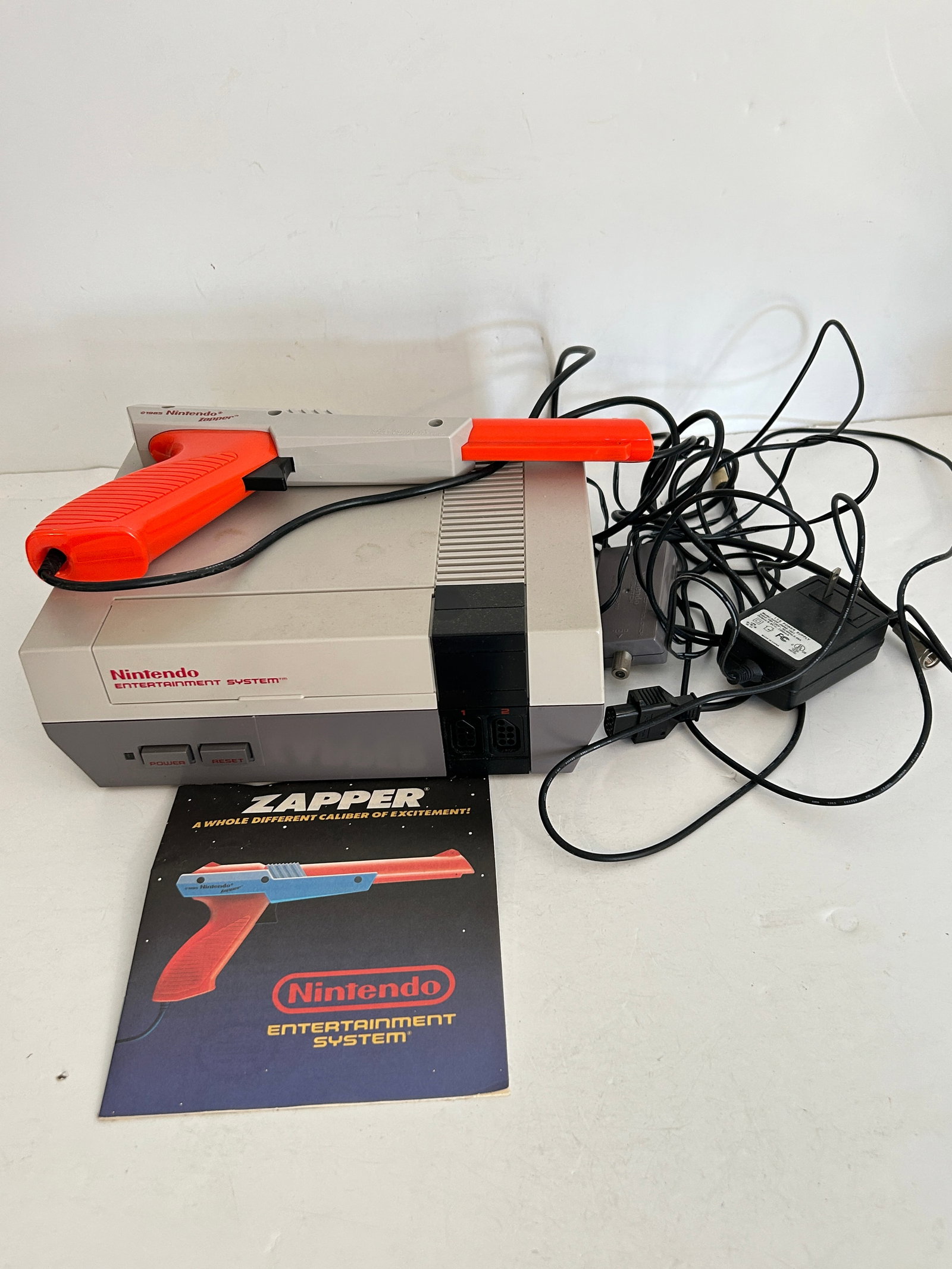 1985 Original Nintendo NES NES-001 Console Zapper: 1985 Original Nintendo NES NES-001 Console Zapper Please view all photos as they are part of the description and condition of this Item, Feel free to contact me with questions or picture requests! Use