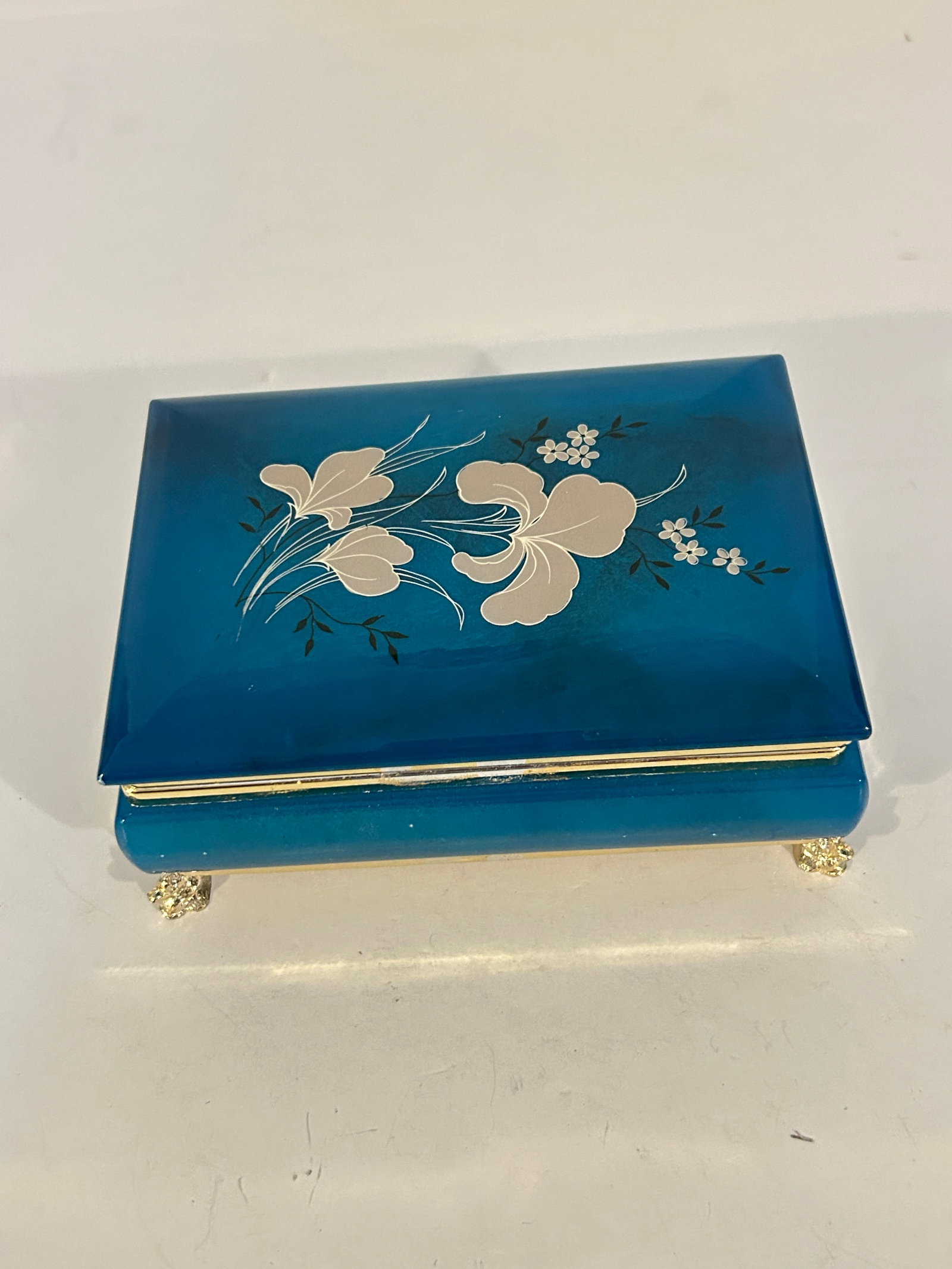 Genuine Italian Blue Alabaster Hand Carved Decorative Trinket Box Italy Vintage: Genuine Italian Blue Alabaster Hand Carved Decorative Trinket Box Italy Vintage Please view all photos as they are part of the description and condition of this Item, Feel free to contact me with ques