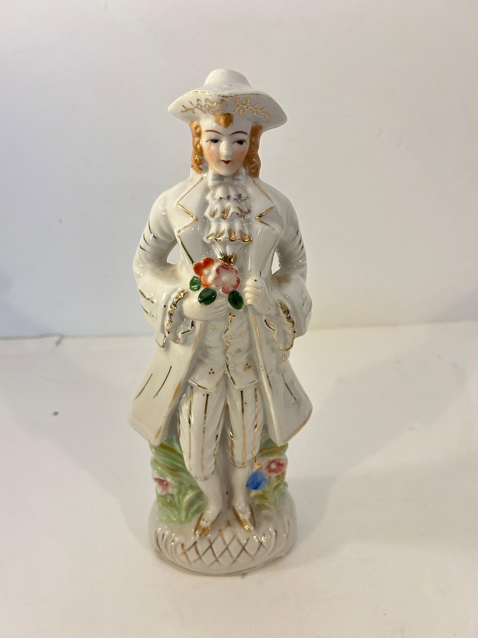 Porcelain Man Figure Victorian Colonial Made in Japan Hand Painted: Porcelain Man Figure Victorian Colonial Made in Japan Hand Painted Please view all photos as they are part of the description and condition of this Item, Feel free to contact me with questions or pict