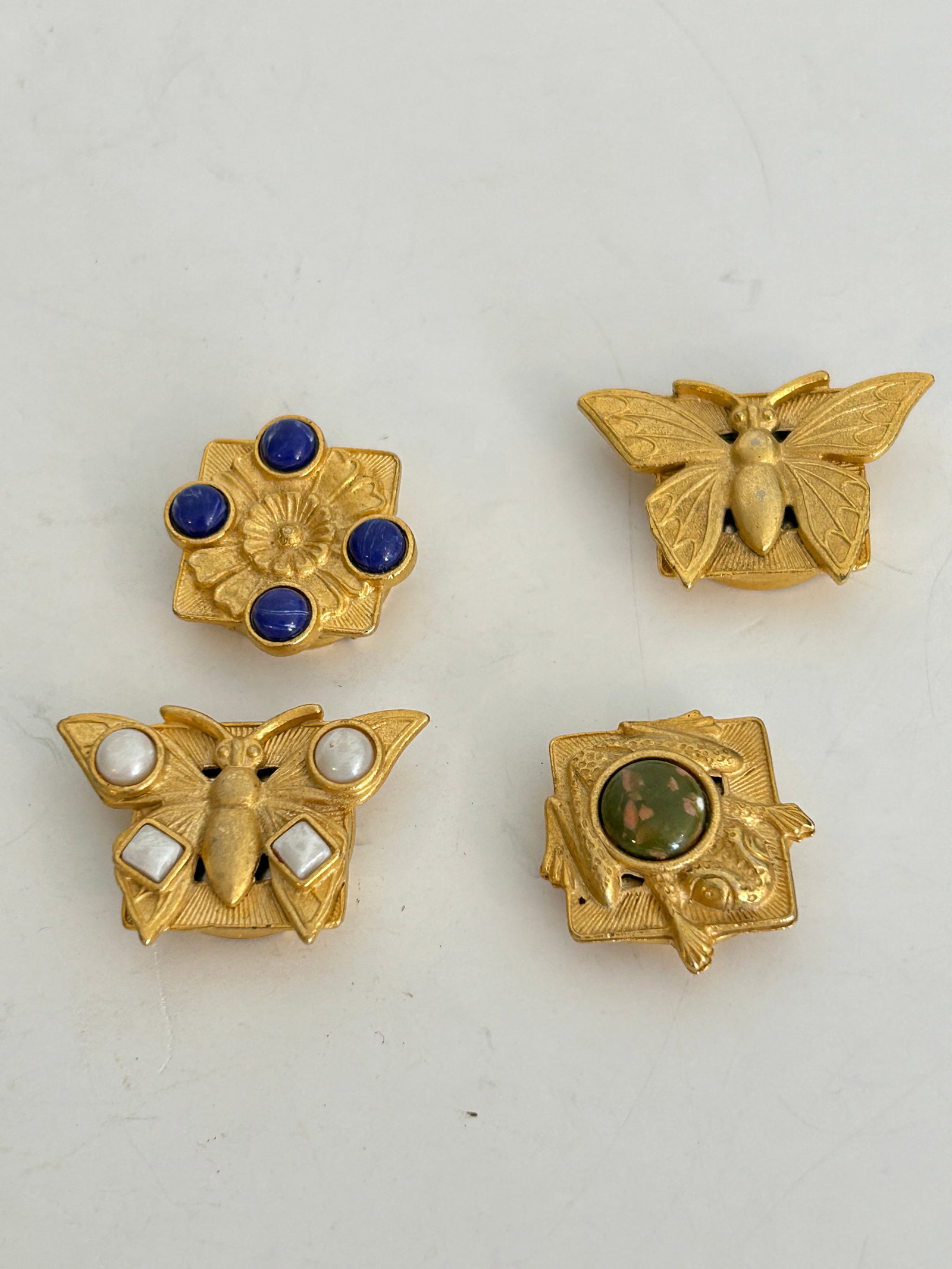 Vintage lot of 4 button covers: Vintage lot of 4 button covers Please view all photos as they are part of the description and condition of this Item, Feel free to contact me with questions or picture requests! Used Item AS IS