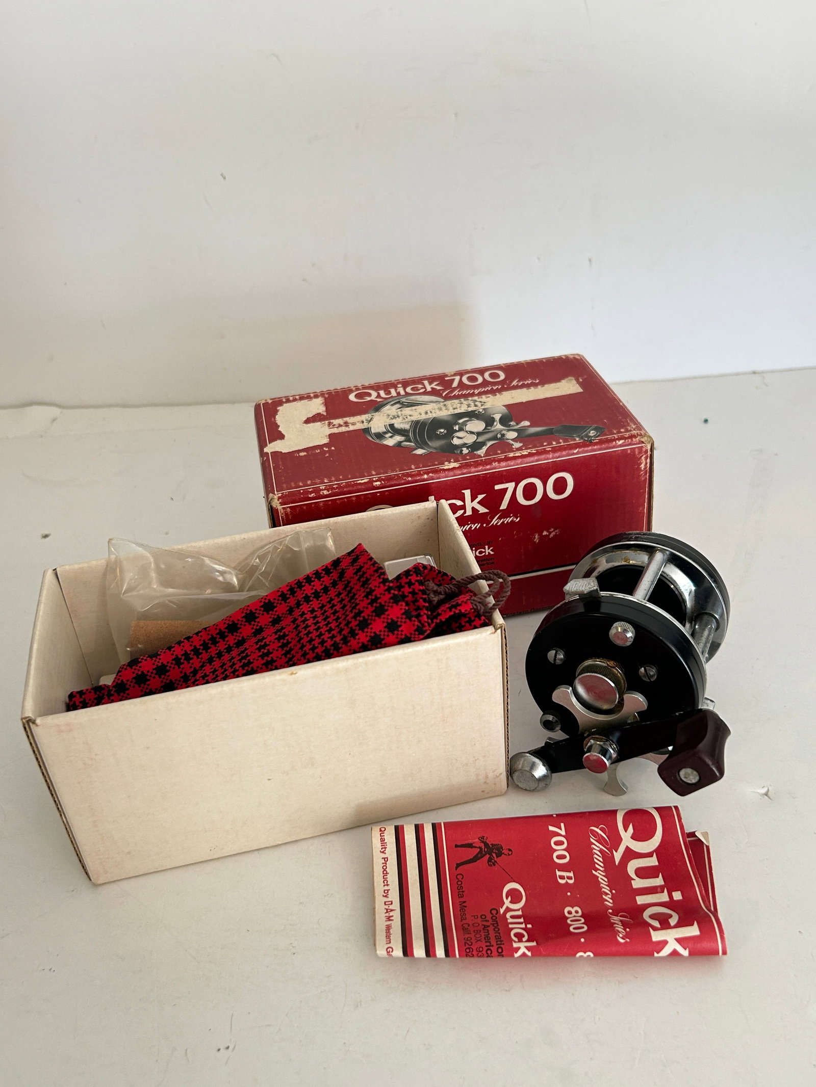 Vintage Quick 700 Champion Series Baitcasting Reel Complete: Vintage Quick 700 Champion Series Baitcasting Reel Complete Please view all photos as they are part of the description and condition of this Item, Feel free to contact me with questions or picture req