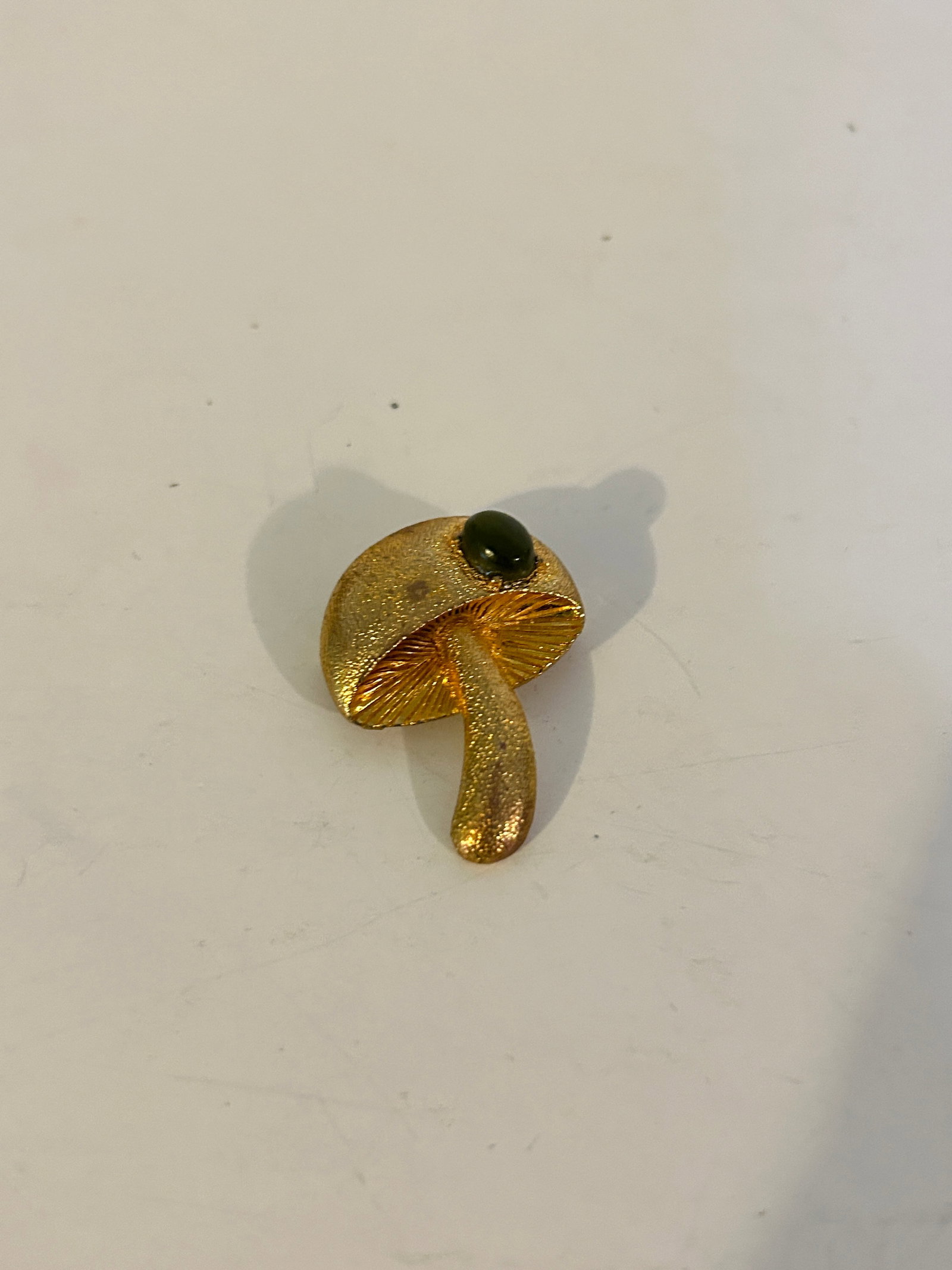 Vintage textured gold-tone mushroom brooch: Vintage textured gold-tone mushroom brooch Please view all photos as they are part of the description and condition of this Item, Feel free to contact me with questions or picture requests! Used Item 