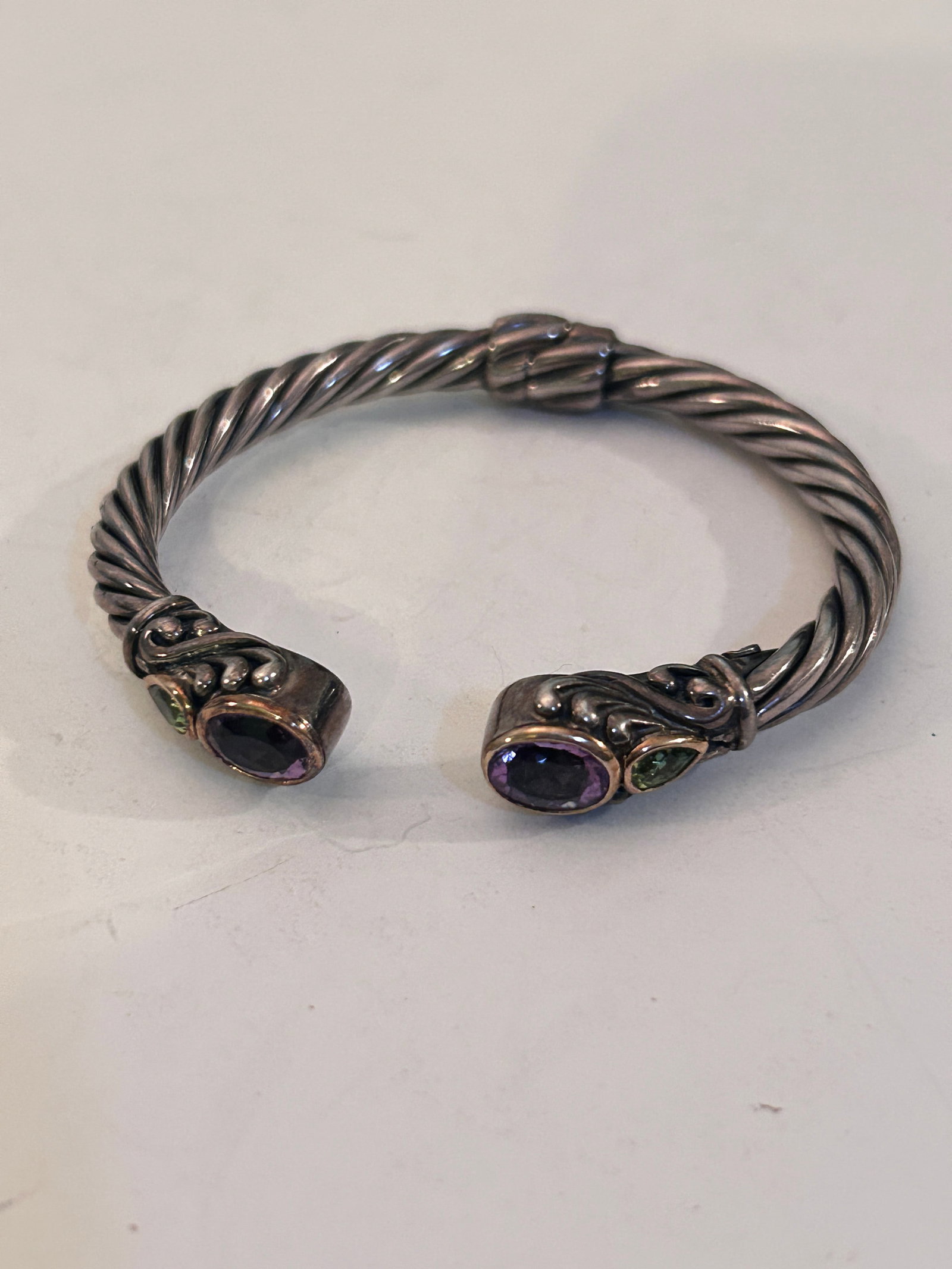 Samuel Benham BJC Cable Cuff 14k Gold Amethyst Sterling Hinged Sz 7" 26 GRAMS: Samuel Benham BJC Cable Cuff 14k Gold Amethyst Sterling Hinged Sz 7" 26 GRAMS Please view all photos as they are part of the description and condition of this Item, Feel free to contact me with questi