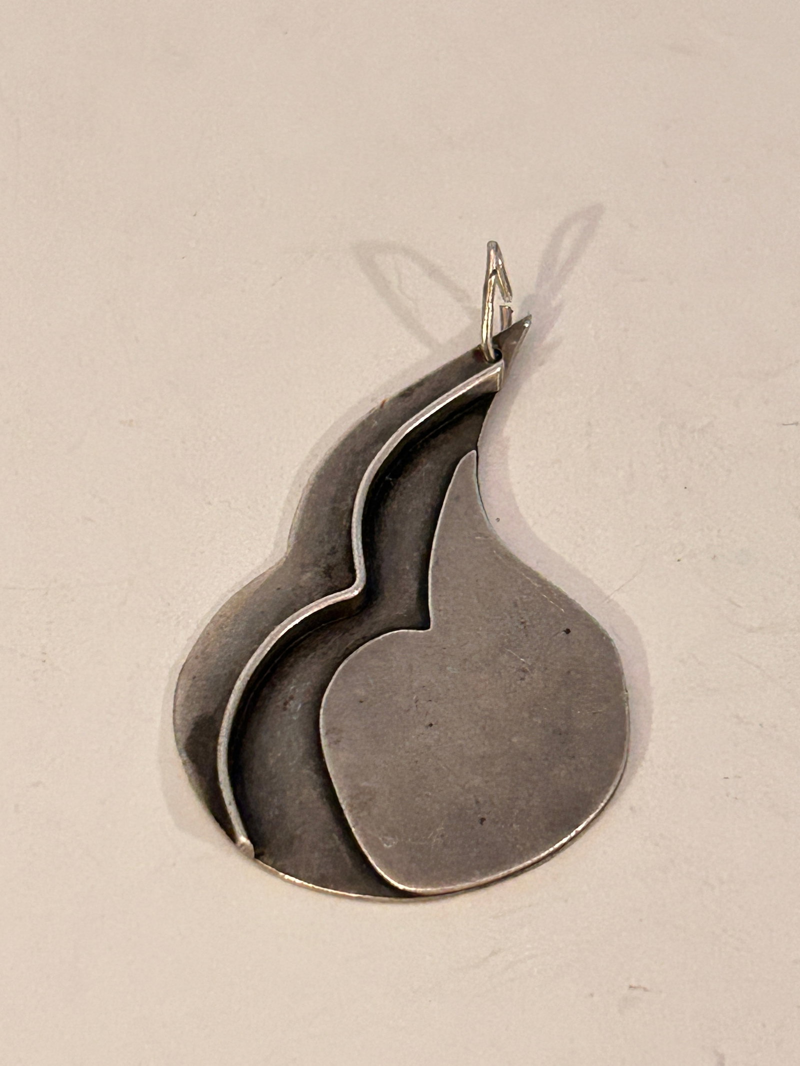 Vintage Sterling Silver Modernist Pendant: Vintage Sterling Silver Modernist Pendant Please view all photos as they are part of the description and condition of this Item, Feel free to contact me with questions or picture requests! Used Item A