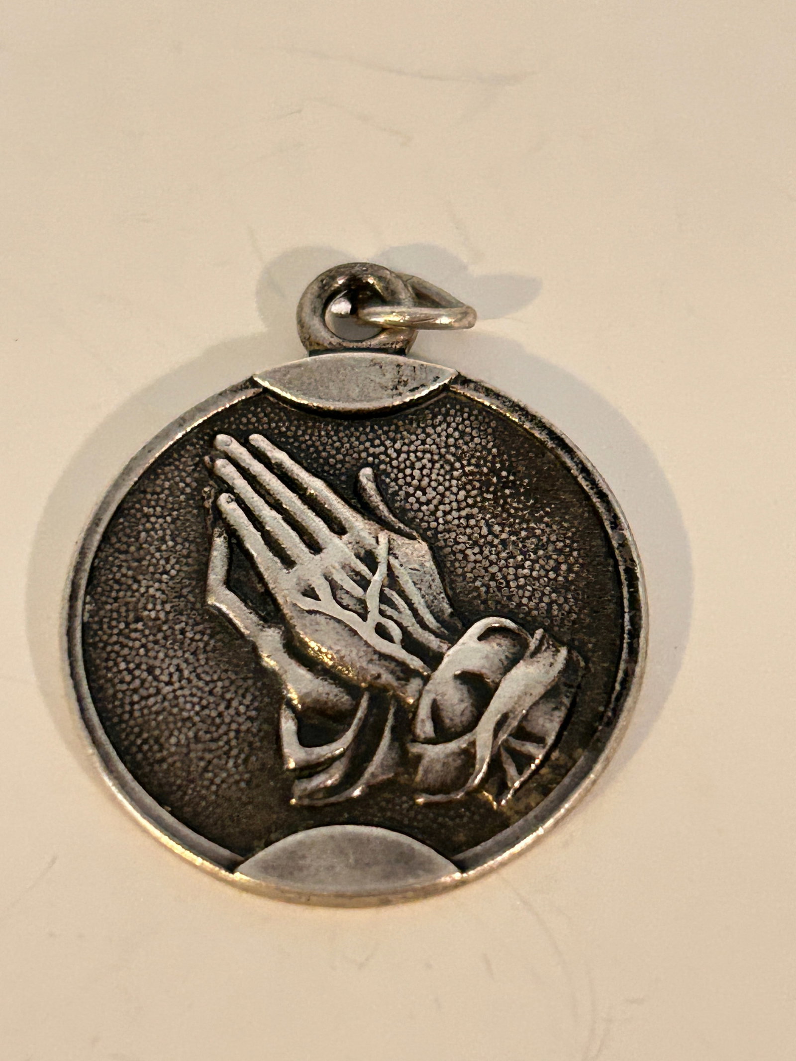 Sterling Silver Praying Hands Pendant With Serenity Prayer On Reverse 10 GRAMS: Sterling Silver Praying Hands Pendant With Serenity Prayer On Reverse 10 GRAMS Please view all photos as they are part of the description and condition of this Item, Feel free to contact me with quest