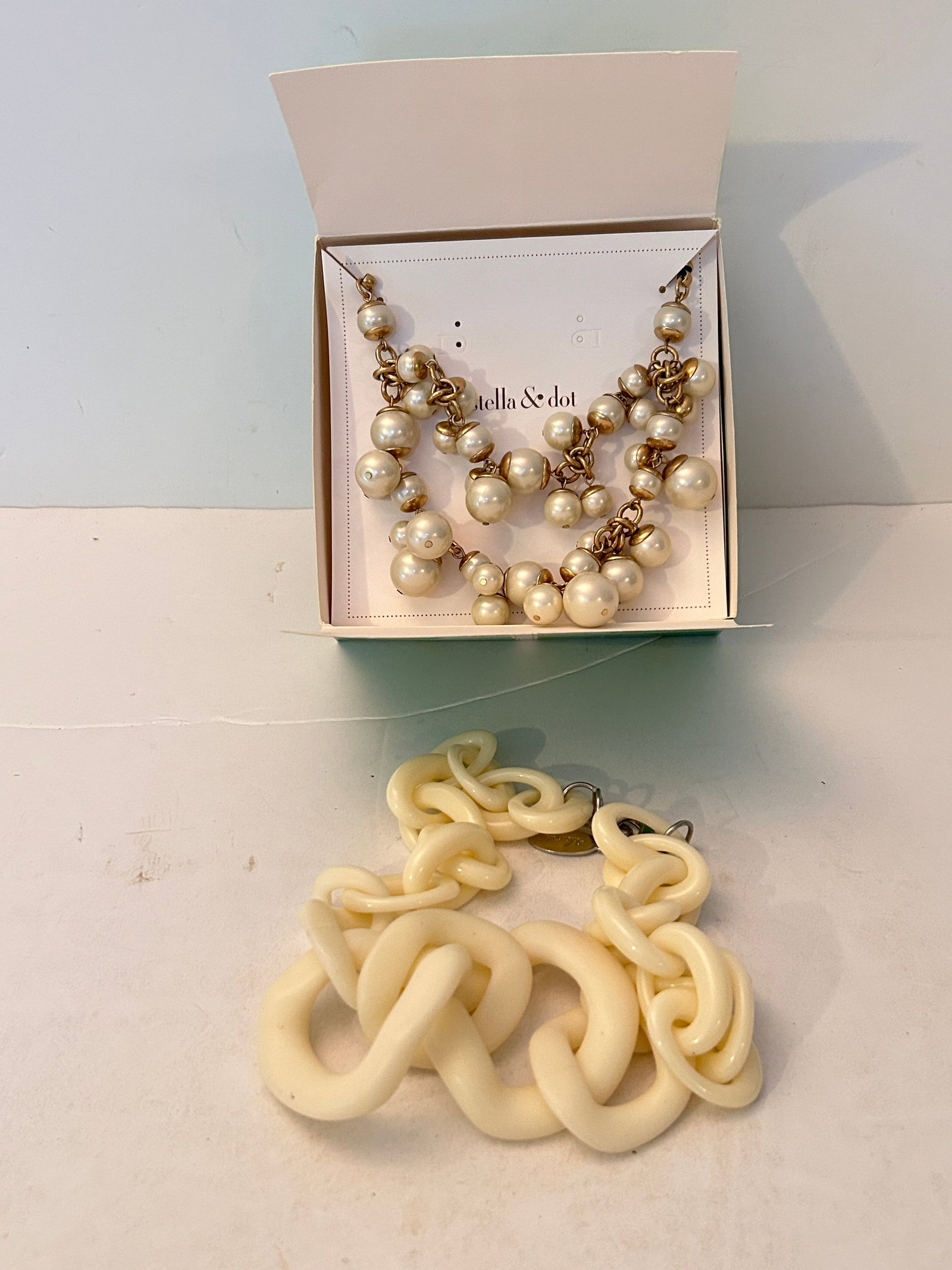 Vintage Lot Of 2 Necklaces Stella & Dot & Unknown: Vintage Lot Of 2 Necklaces Stella & Dot & Unknown Please view all photos as they are part of the description and condition of this Item, Feel free to contact me with questions or picture requests! Use