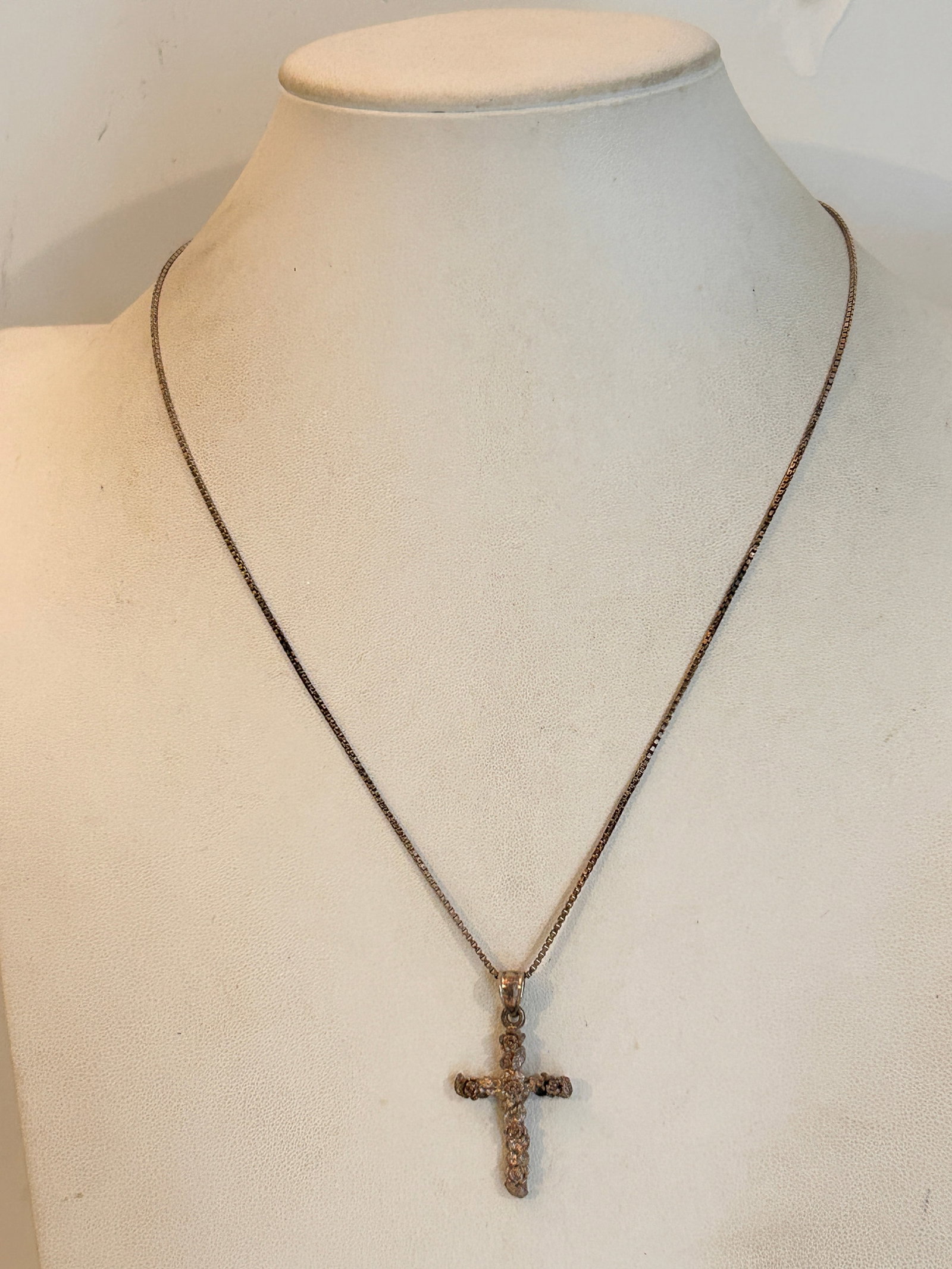 Rose Cross Pendant 925 Sterling Silver Floral Boxed Necklace 20": Rose Cross Pendant 925 Sterling Silver Floral Boxed Necklace 20" Please view all photos as they are part of the description and condition of this Item, Feel free to contact me with questions or pictur