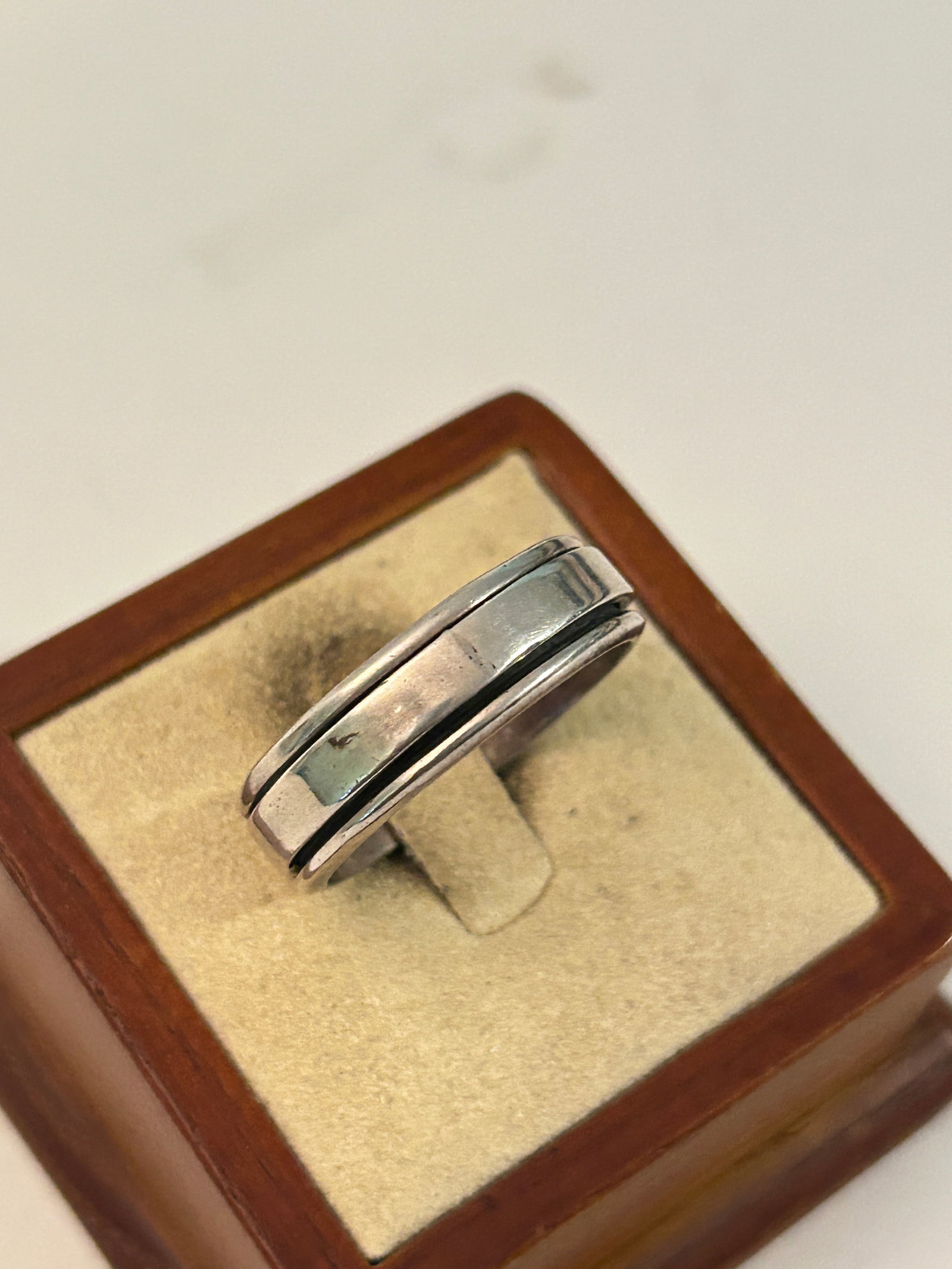 Vintage Sterling Silver Spinner Band Ring Sz 14 9 GRAMS: Vintage Sterling Silver Spinner Band Ring Sz 14 9 GRAMS Please view all photos as they are part of the description and condition of this Item, Feel free to contact me with questions or picture request