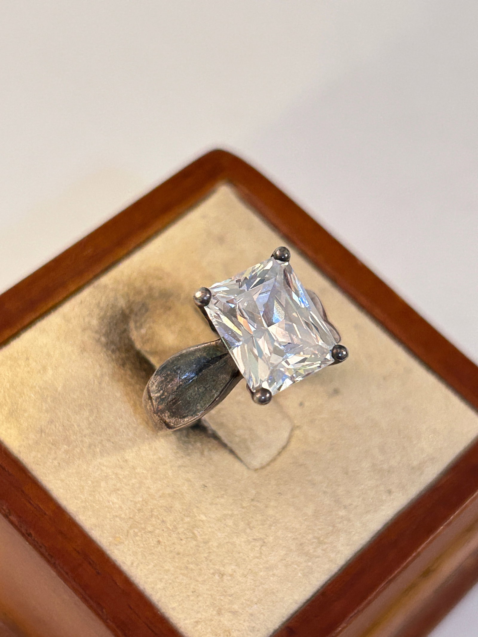 Vintage Sterling Silver DQ CZ Ring Sz 7: Vintage Sterling Silver DQ CZ Ring Sz 7 Please view all photos as they are part of the description and condition of this Item, Feel free to contact me with questions or picture requests! Used Item AS 