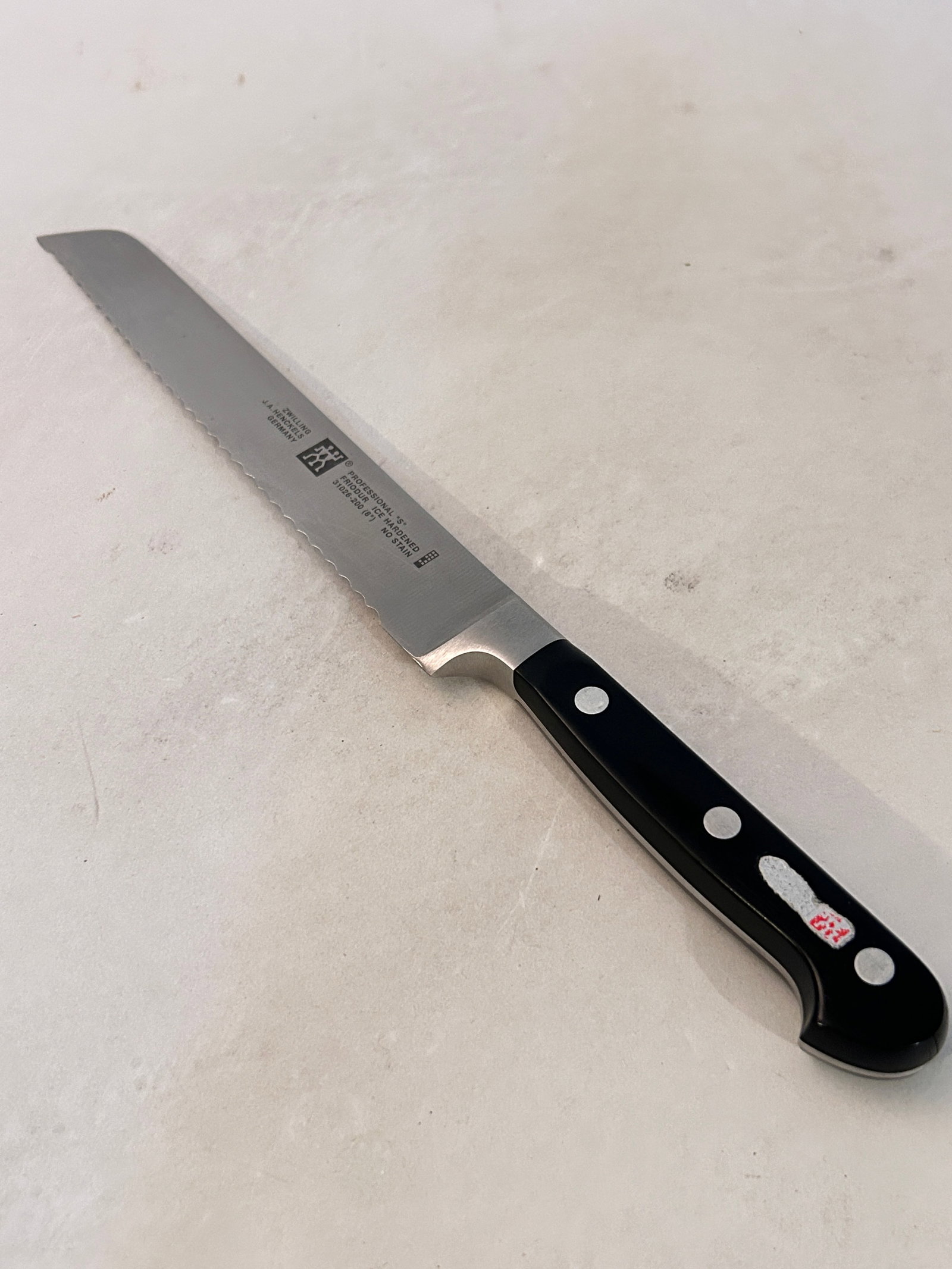 ZWILLING J.A. Henckels Professional 8-inch Bread Knife 31026-200 Serrated: ZWILLING J.A. Henckels Professional 8-inch Bread Knife 31026-200 Serrated Please view all photos as they are part of the description and condition of this Item, Feel free to contact me with questions 