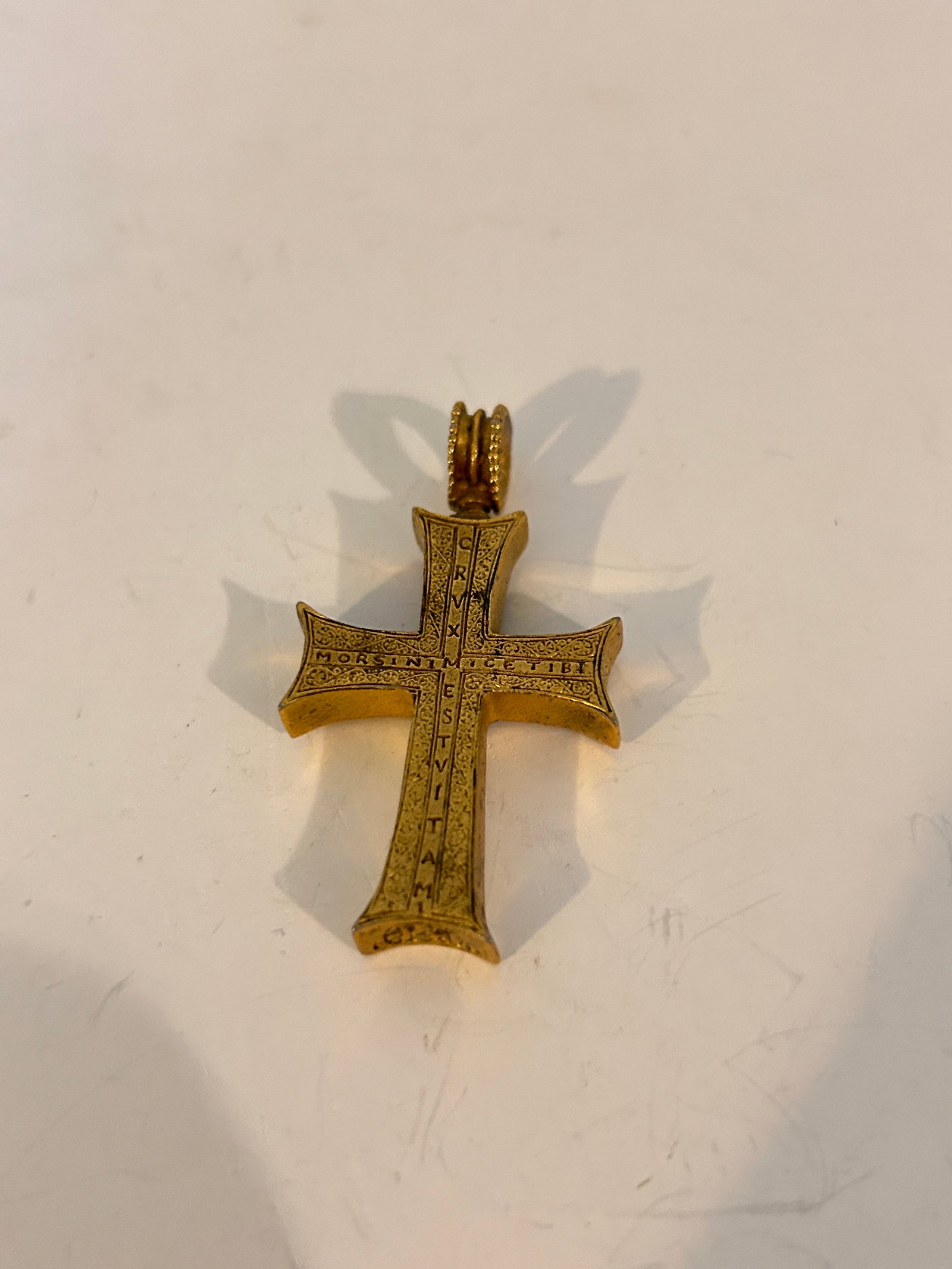 Vintage Gold Filled Metropolitan Museum of Art Cross 2" X 1": Vintage Gold Filled Metropolitan Museum of Art Cross 2" X 1" Please view all photos as they are part of the description and condition of this Item, Feel free to contact me with questions or picture re