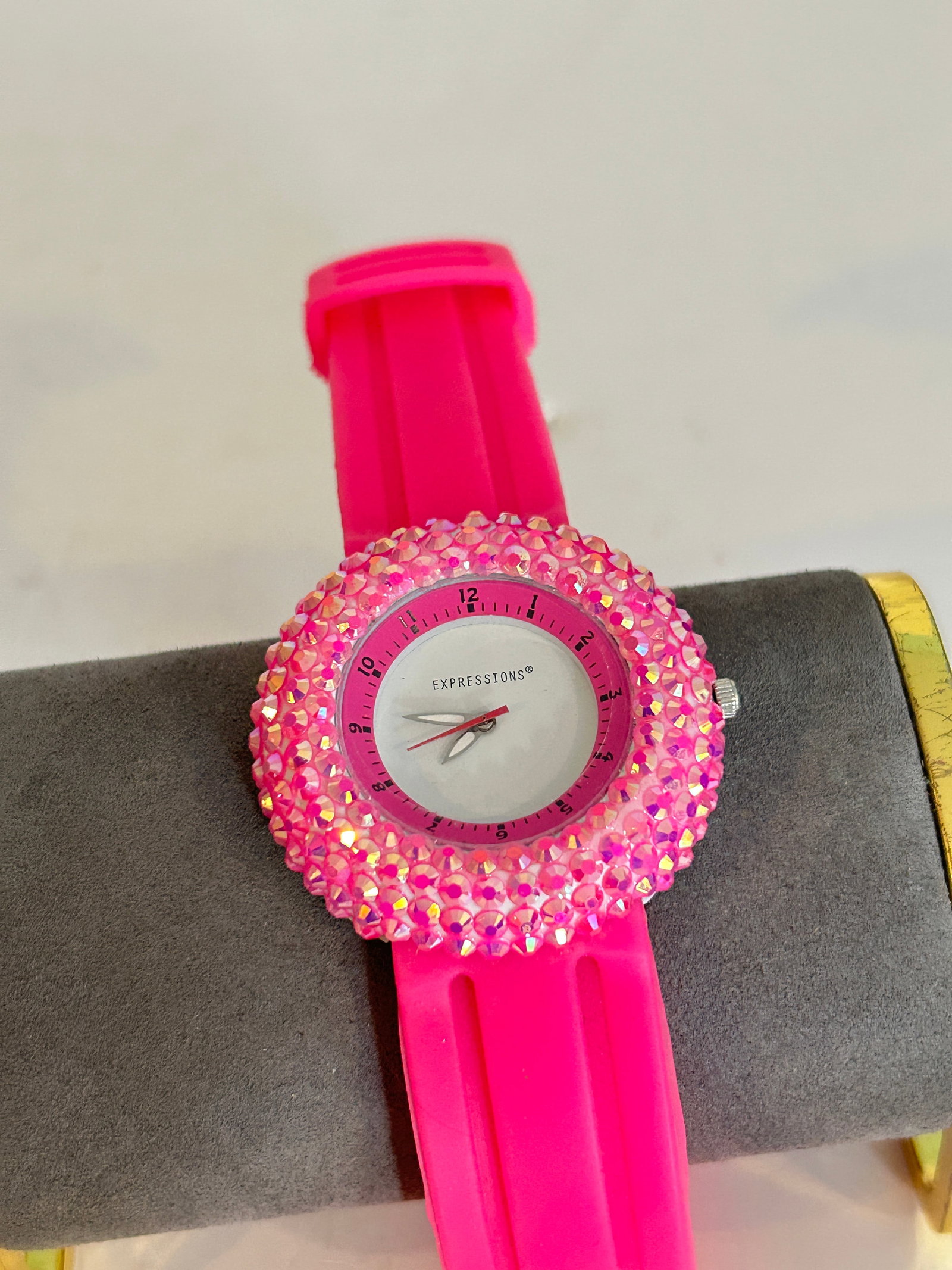 Vintage Geneva Women's Red Rhinestone Watch Fully Ice Bling Bezel Red Silicone Band: Vintage Geneva Women's Red Rhinestone Watch Fully Ice Bling Bezel Red Silicone Band Please view all photos as they are part of the description and condition of this Item, Feel free to contact me with 