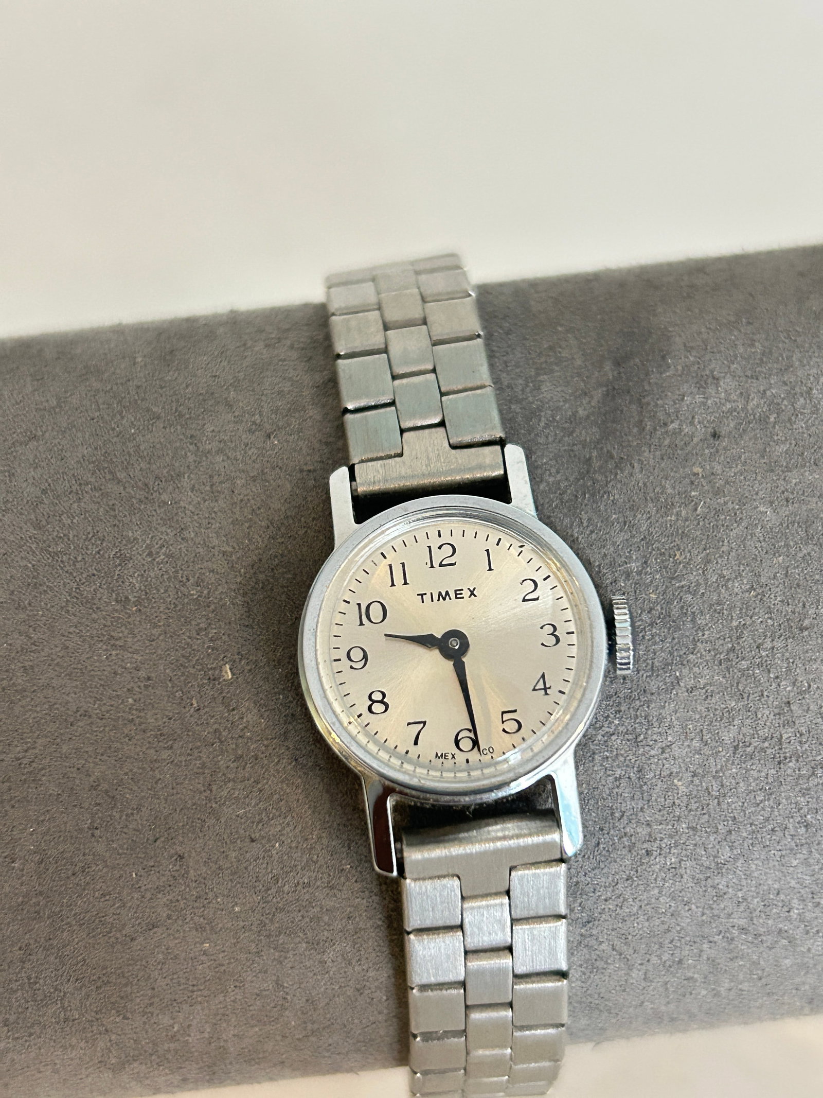 Vintage Timex mechanical women's working wristwatch: Vintage Timex mechanical women's working wristwatch Please view all photos as they are part of the description and condition of this Item, Feel free to contact me with questions or picture requests! U