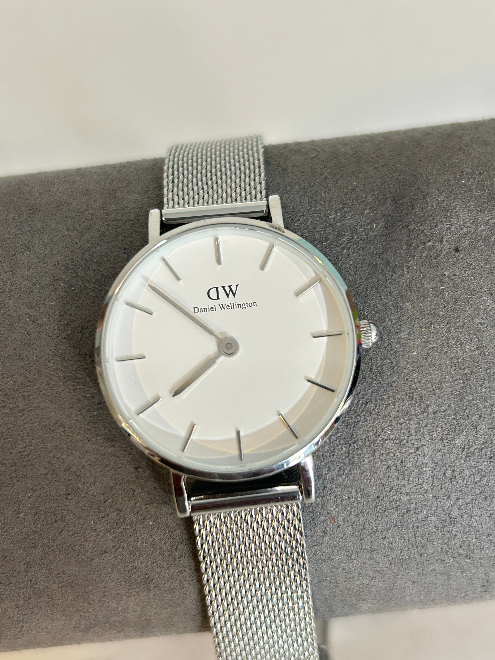 Vintage Daniel Wellington Watch Mesh 32mm: Vintage Daniel Wellington Watch Mesh 32mm Please view all photos as they are part of the description and condition of this Item, Feel free to contact me with questions or picture requests! Used Item A