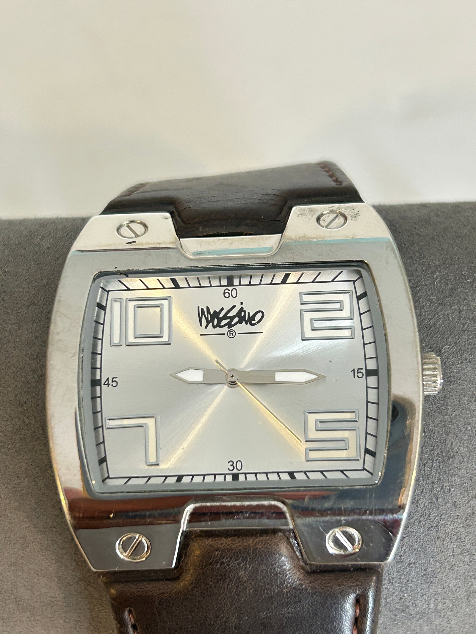 Vintage Mossimo Stainless Steel Case working Watch: Vintage Mossimo Stainless Steel Case working Watch Please view all photos as they are part of the description and condition of this Item, Feel free to contact me with questions or picture requests! Us