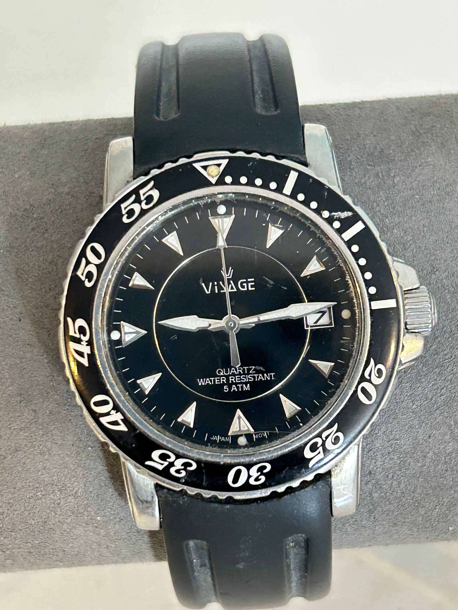 Visage quartz dive watch with a black dial, rotating bezel needs bat: Visage quartz dive watch with a black dial, rotating bezel needs bat Please view all photos as they are part of the description and condition of this Item, Feel free to contact me with questions or pi