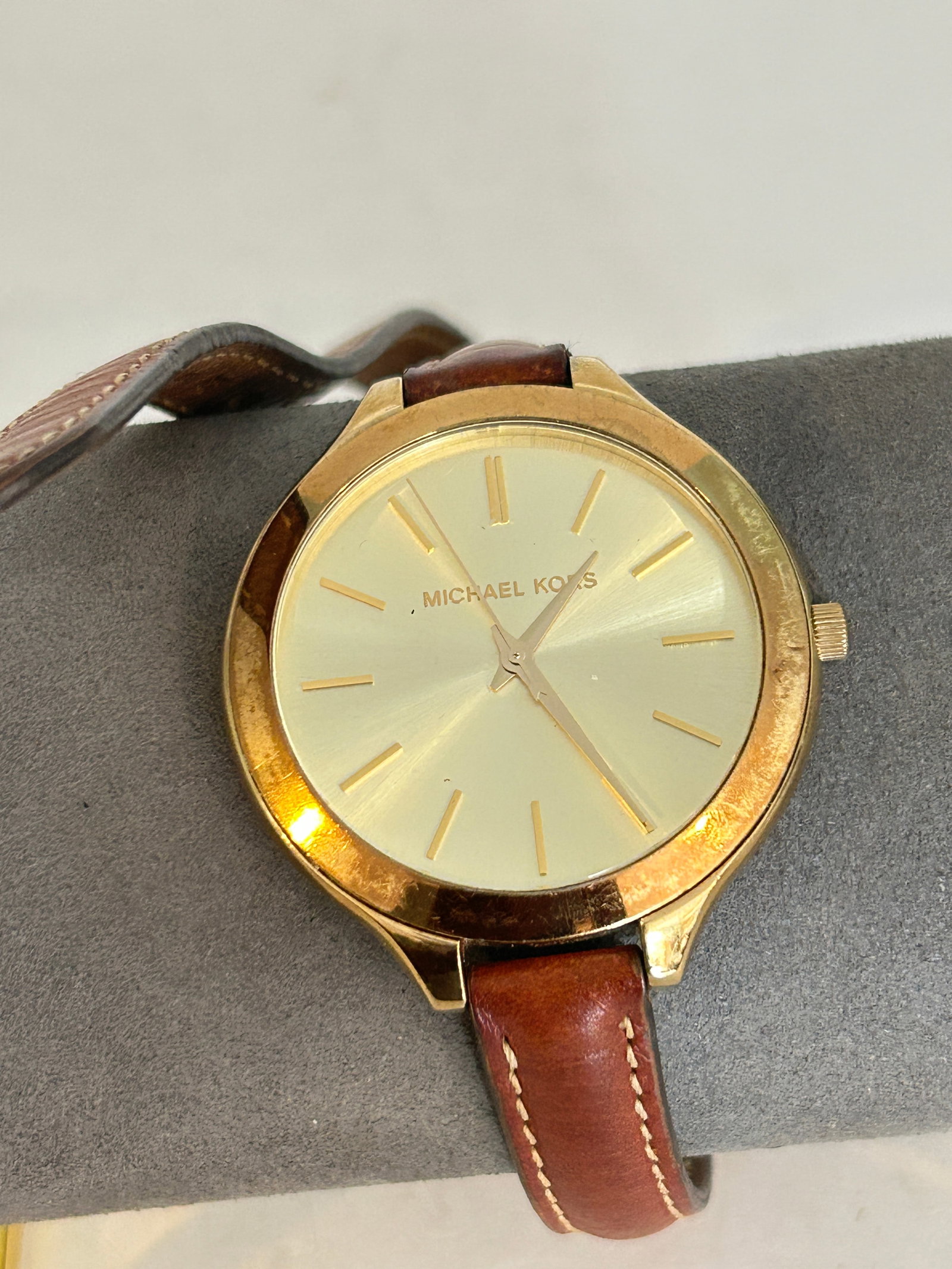 Vintage Michael Kors Runway MK-2256 Women's Brown Leather Analog Dial Quartz Watch working: Vintage Michael Kors Runway MK-2256 Women's Brown Leather Analog Dial Quartz Watch working Please view all photos as they are part of the description and condition of this Item, Feel free to contact m