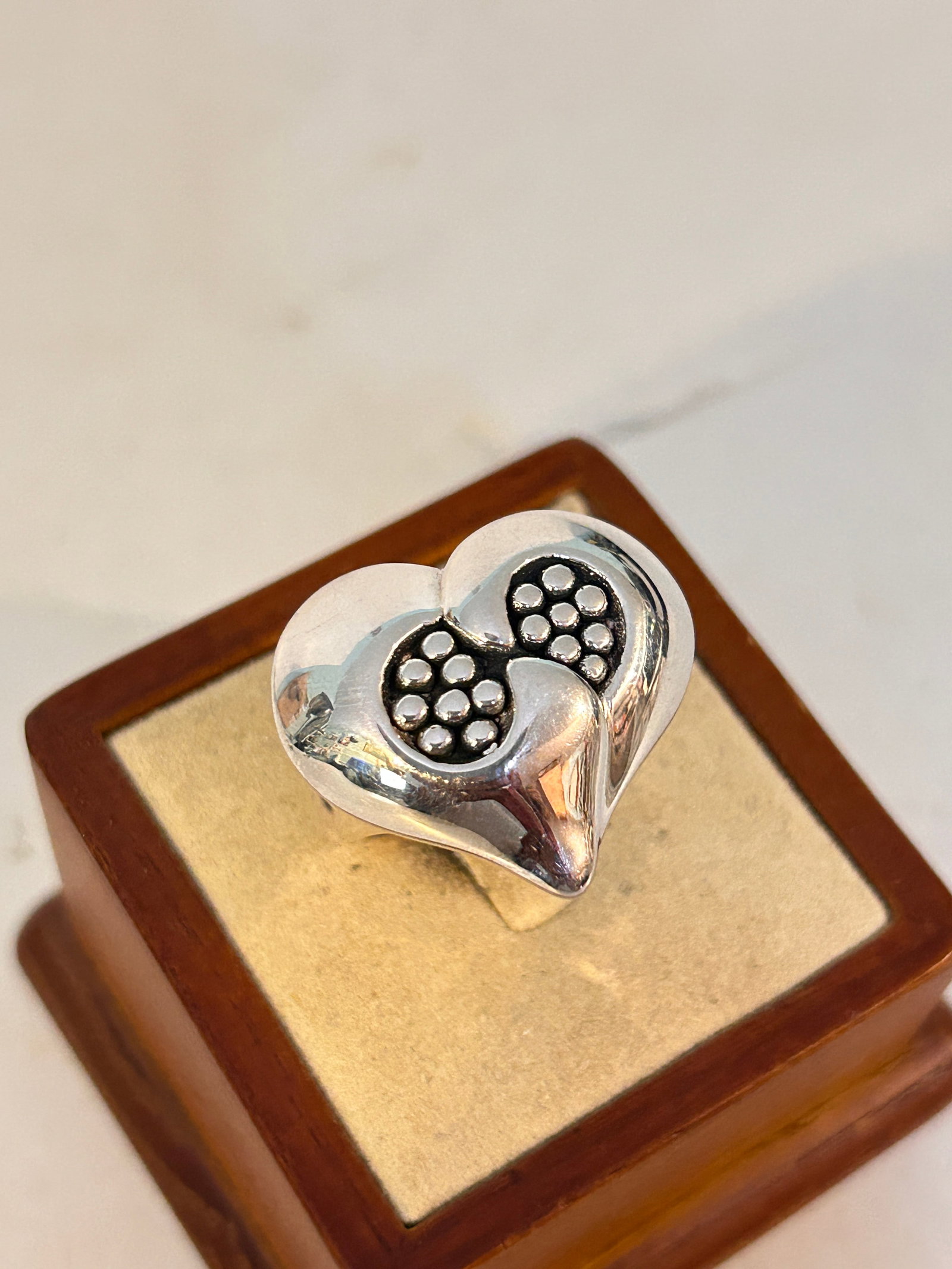 Vintage Sterling Silver Heart Ring 8: Vintage Sterling Silver Heart Ring 8Please view all photos as they are part of the description and condition of this Item, Feel free to contact me with questions or picture requests! Used Item AS IS