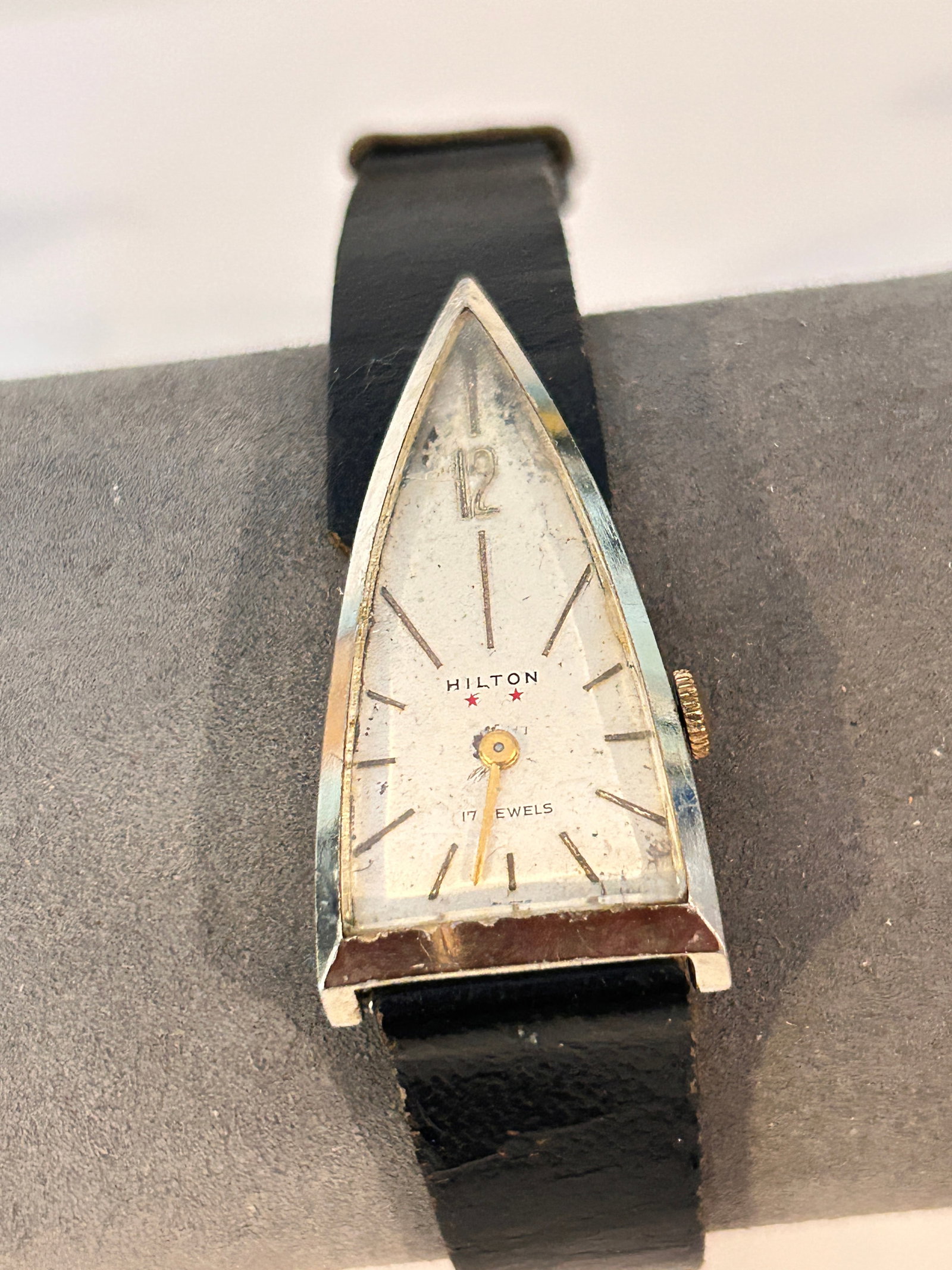 Vintage Hilton 17-jewel wristwatch from the 1950s mech working: Vintage Hilton 17-jewel wristwatch from the 1950s mech working Please view all photos as they are part of the description and condition of this Item, Feel free to contact me with questions or picture 