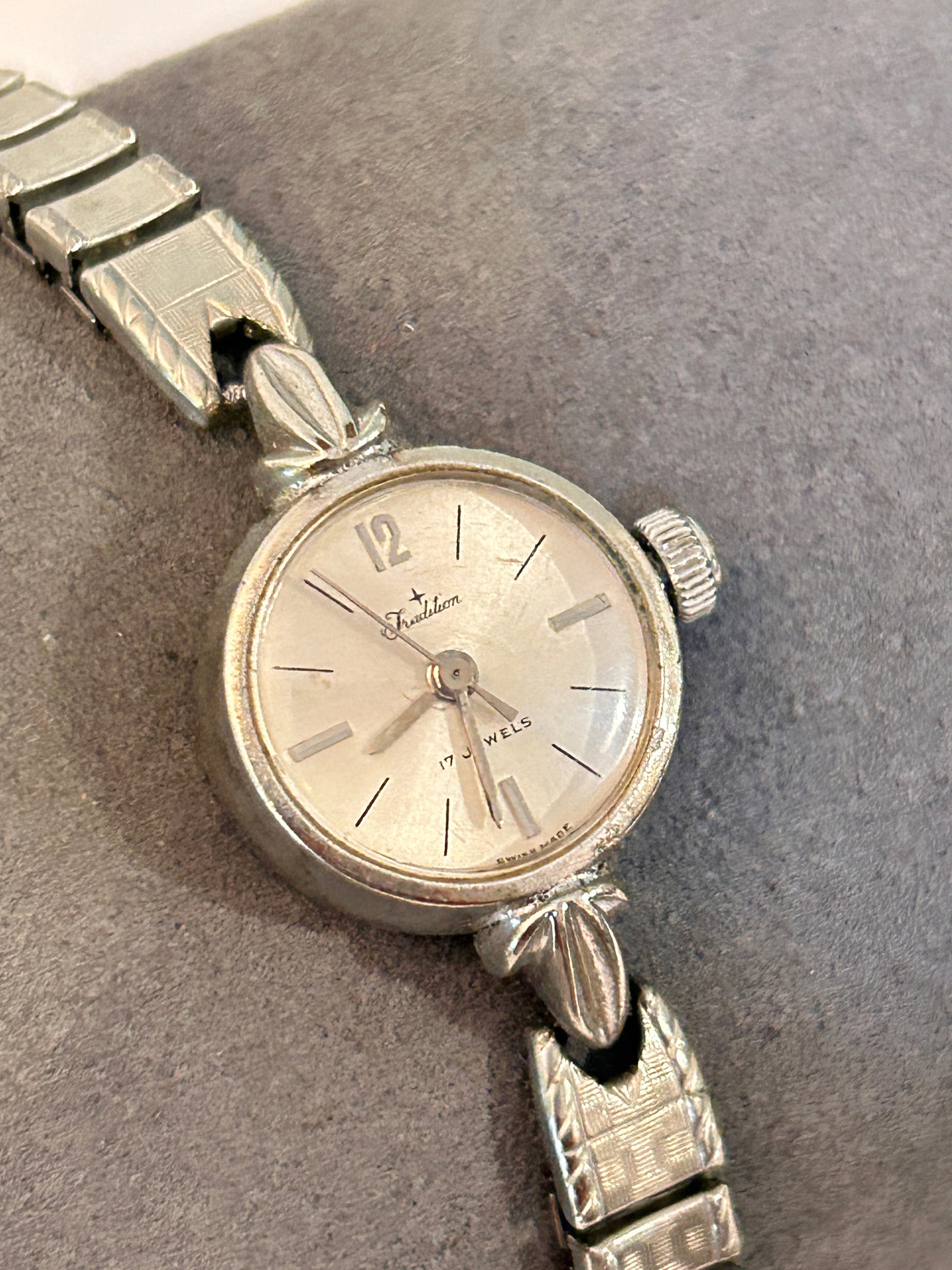 Vintage Tradition Women's Watch 17 Jewels working: Vintage Tradition Women's Watch 17 Jewels working Please view all photos as they are part of the description and condition of this Item, Feel free to contact me with questions or picture requests! Use