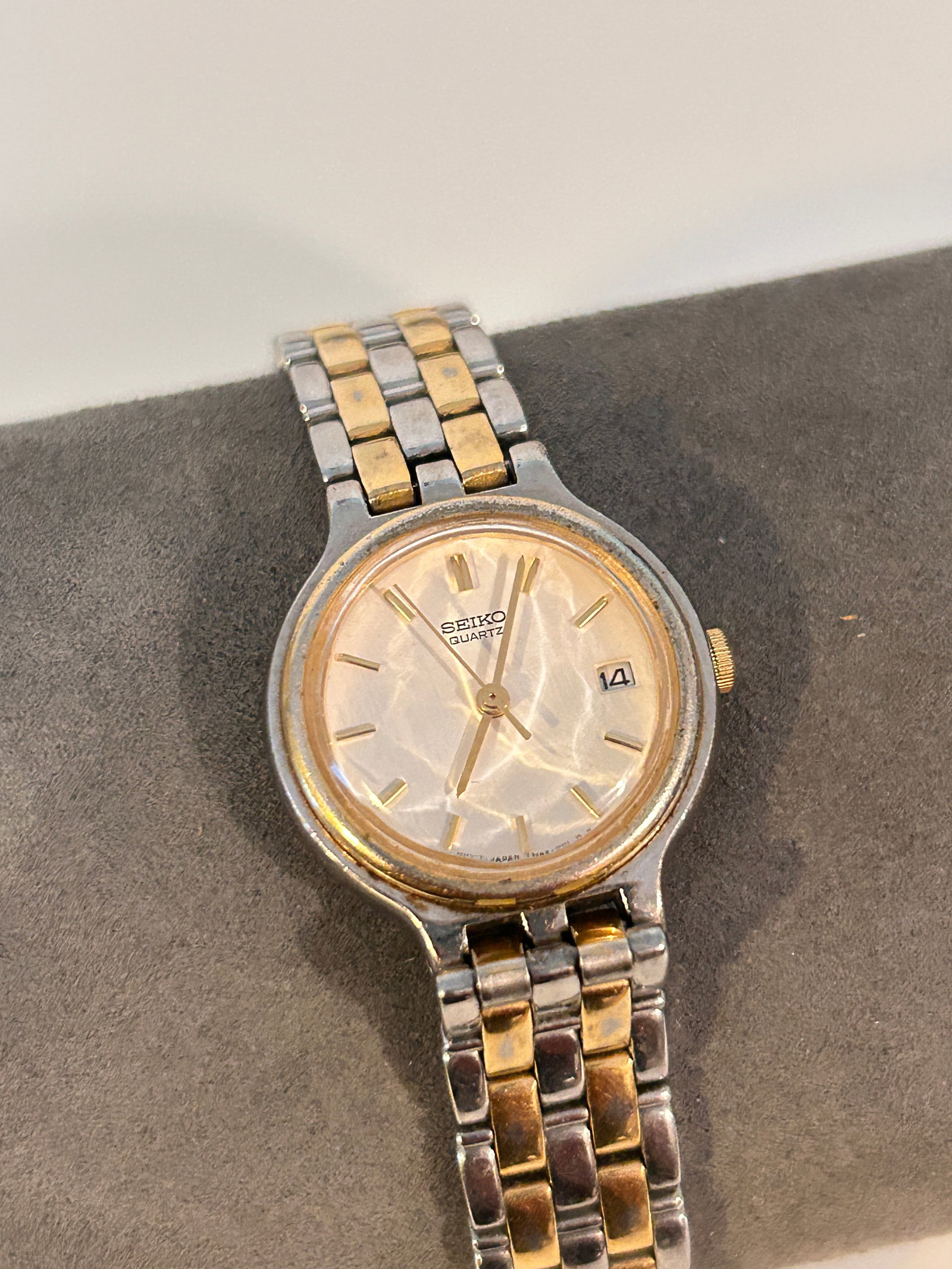 SEIKO 7N82-0071 Gold Tone Quartz Analog Women's Watch working: SEIKO 7N82-0071 Gold Tone Quartz Analog Women's Watch working Please view all photos as they are part of the description and condition of this Item, Feel free to contact me with questions or picture r