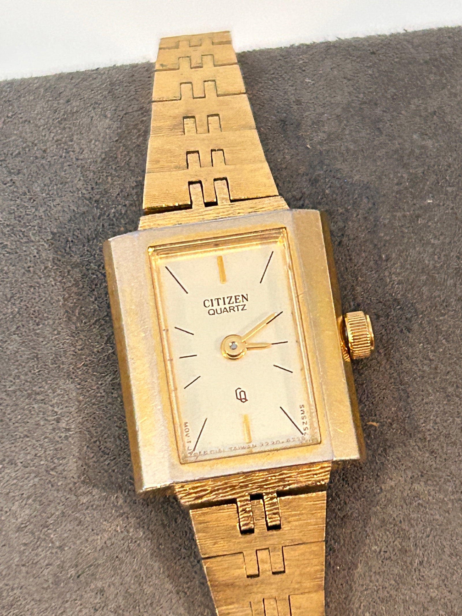 Ladies Citizen Gold Tone Quartz Watch working Japan: Ladies Citizen Gold Tone Quartz Watch working Japan Please view all photos as they are part of the description and condition of this Item, Feel free to contact me with questions or picture requests! U