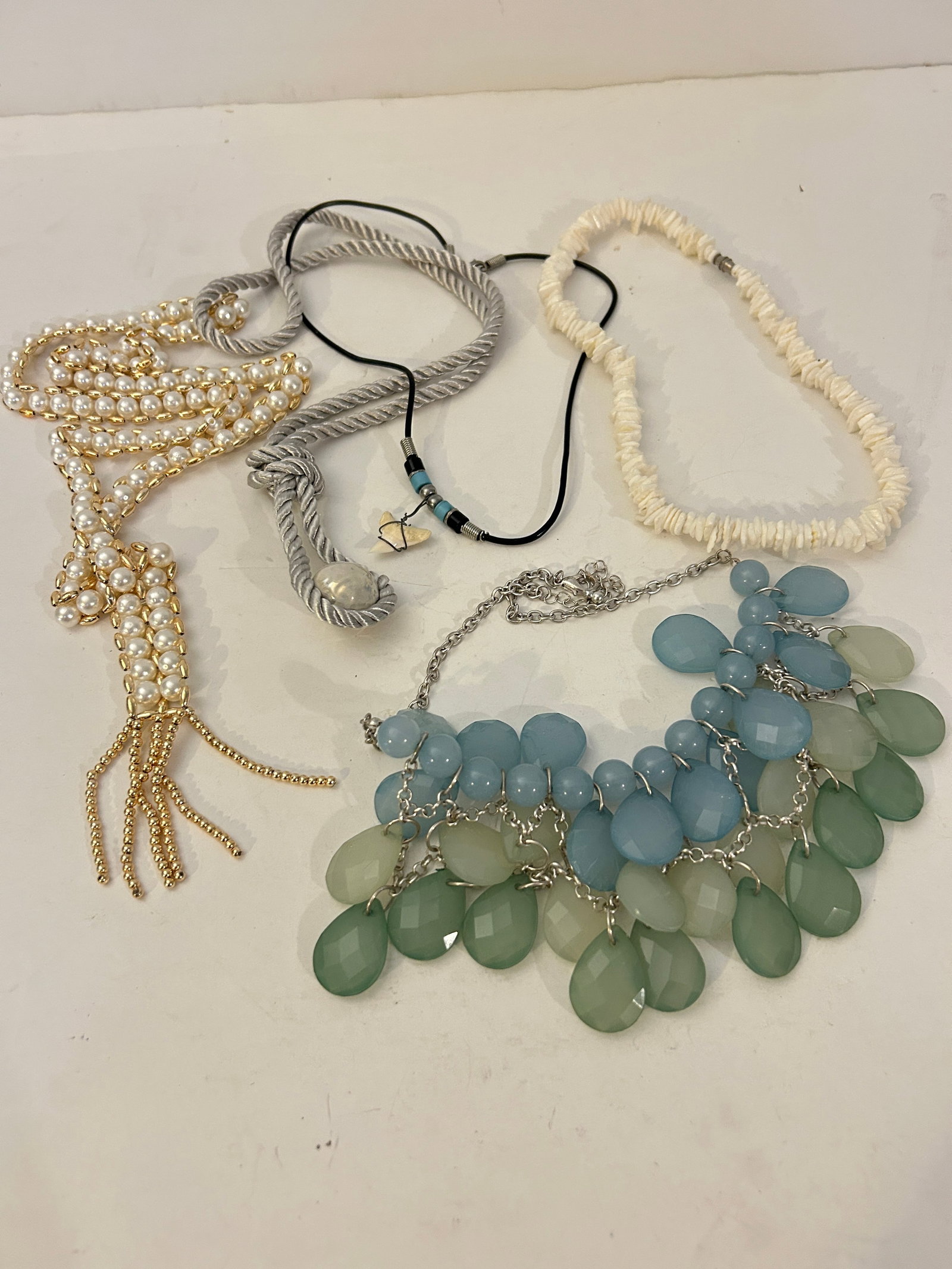 Vintage Lot of 5 good Necklaces (1 of 4)
