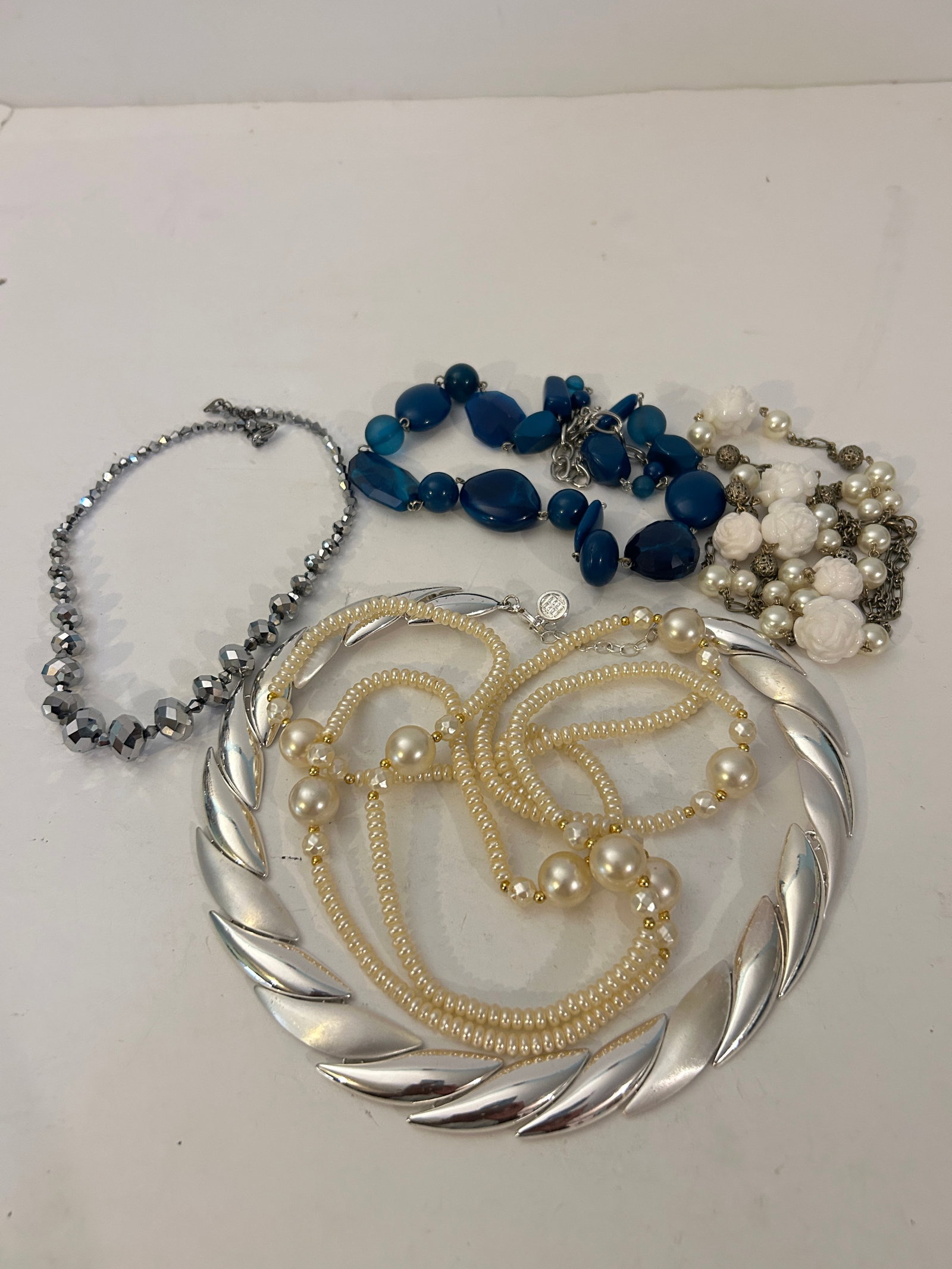 Vintage Lot of 5 good Necklaces: Vintage Lot of 5 good Necklaces Please view all photos as they are part of the description and condition of this Item, Feel free to contact me with questions or picture requests! Used Item AS IS