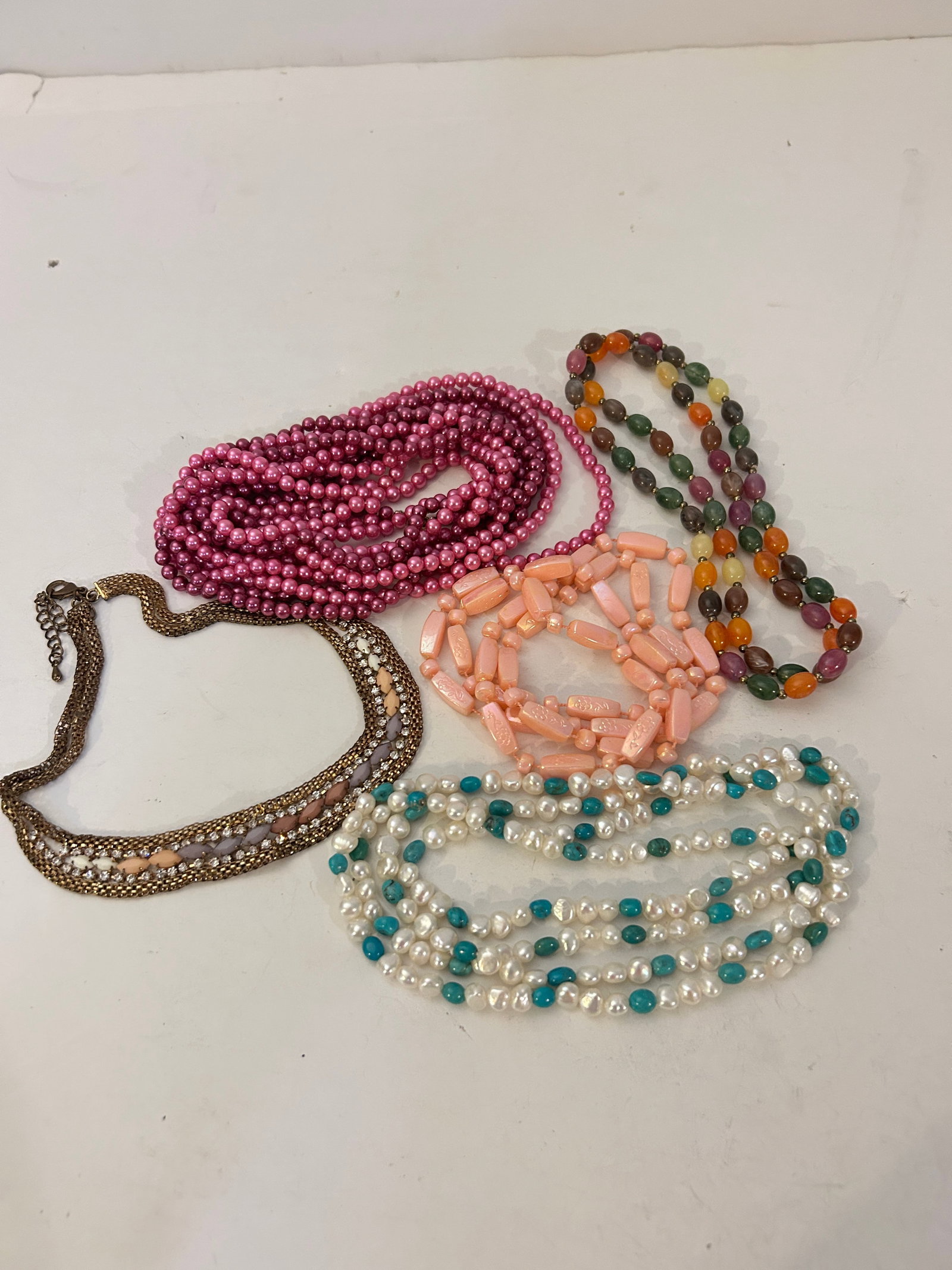 Vintage Lot of 5 good Necklaces: Vintage Lot of 5 good Necklaces Please view all photos as they are part of the description and condition of this Item, Feel free to contact me with questions or picture requests! Used Item AS IS