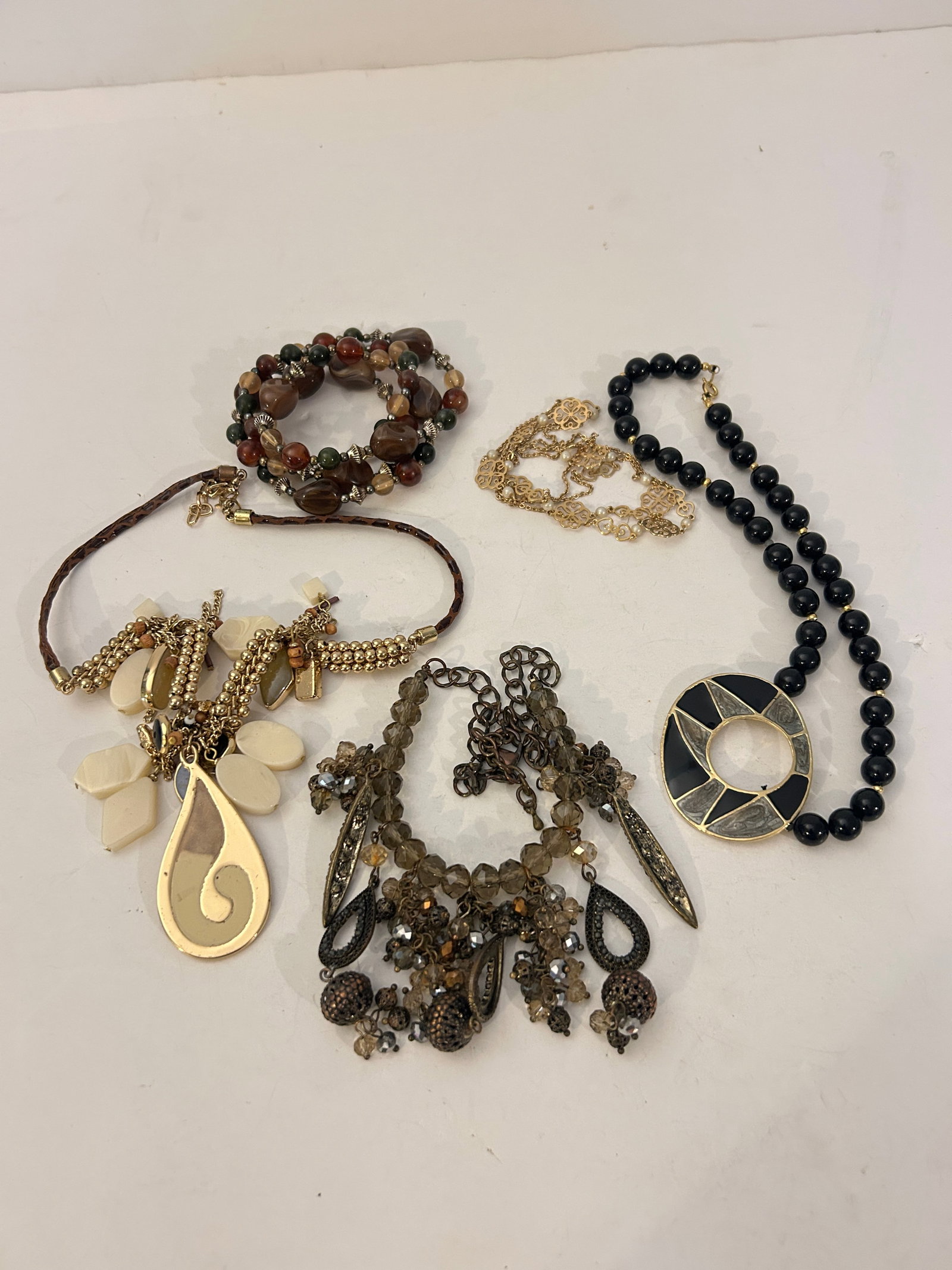 Vintage Lot of 5 good Necklaces: Vintage Lot of 5 good Necklaces Please view all photos as they are part of the description and condition of this Item, Feel free to contact me with questions or picture requests! Used Item AS IS