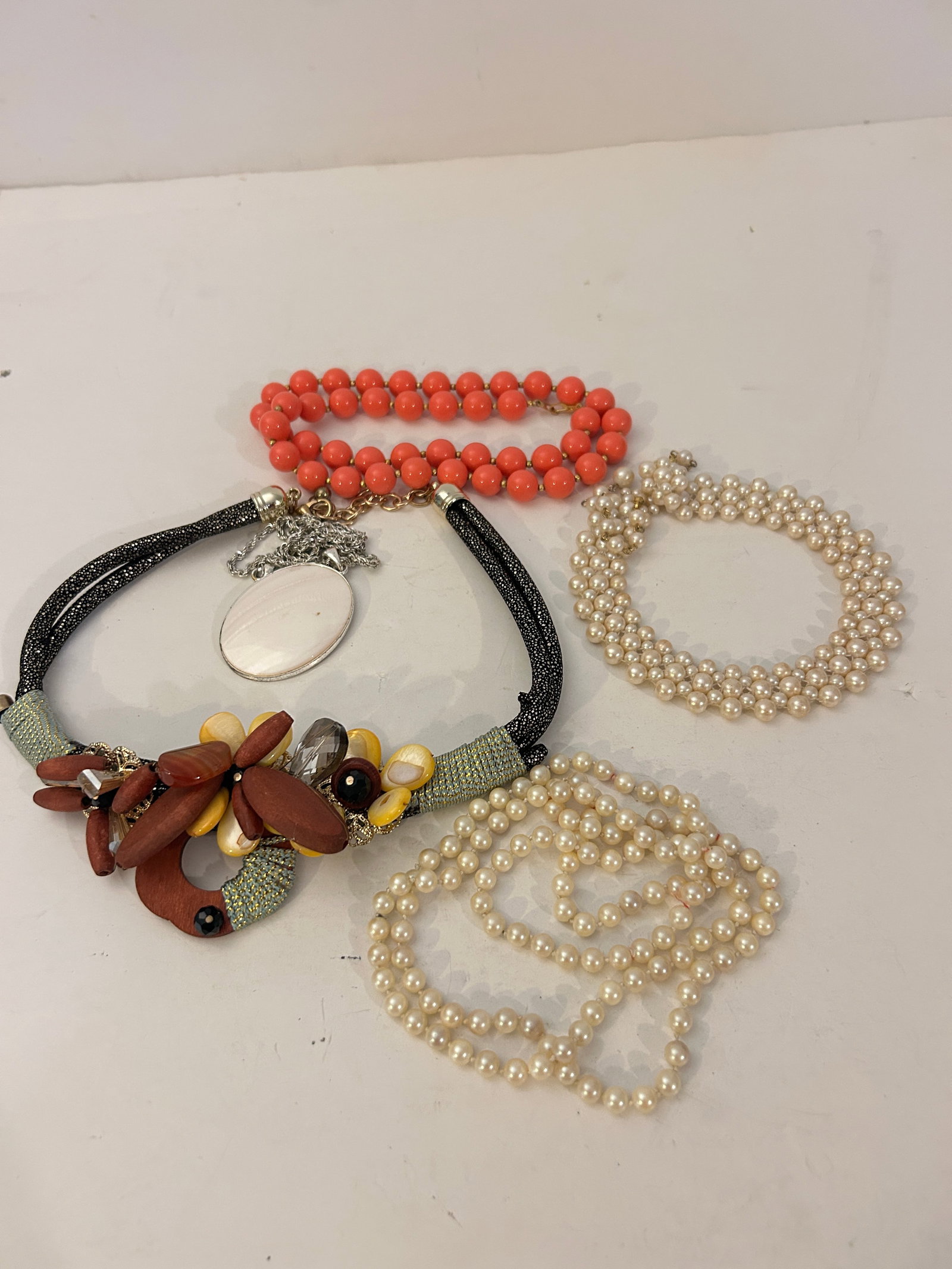 Vintage Lot of 5 good Necklaces: Vintage Lot of 5 good Necklaces Please view all photos as they are part of the description and condition of this Item, Feel free to contact me with questions or picture requests! Used Item AS IS