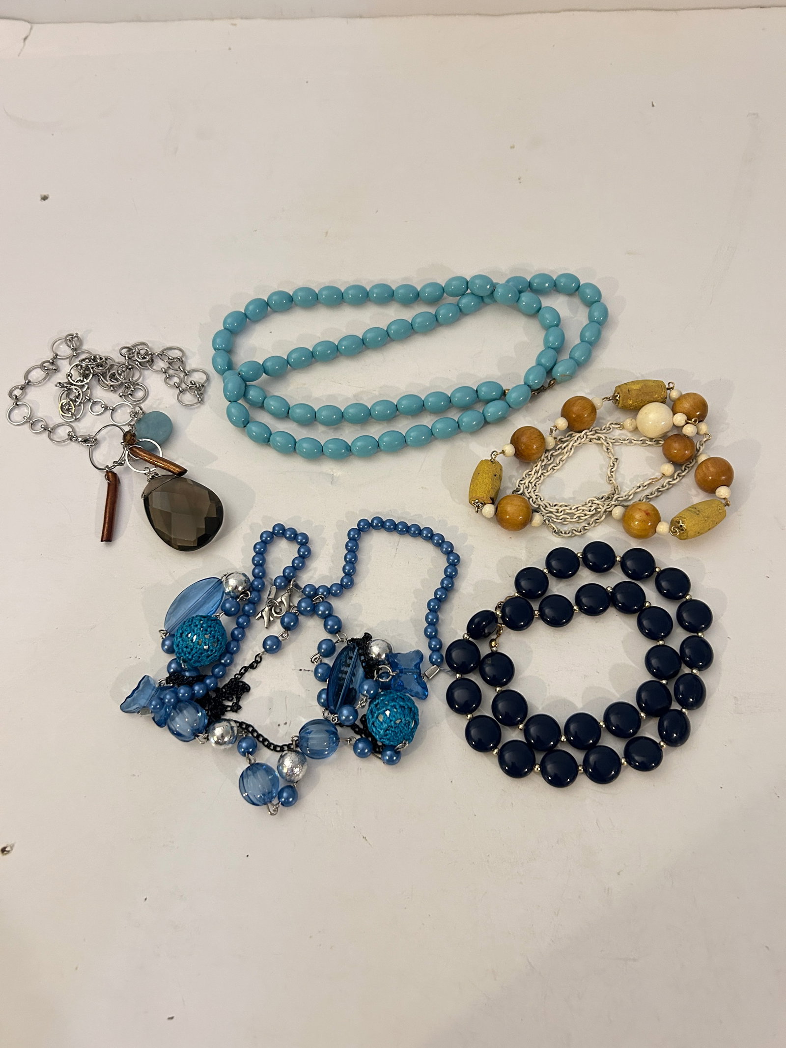 Vintage Lot of 5 good Necklaces: Vintage Lot of 5 good Necklaces Please view all photos as they are part of the description and condition of this Item, Feel free to contact me with questions or picture requests! Used Item AS IS