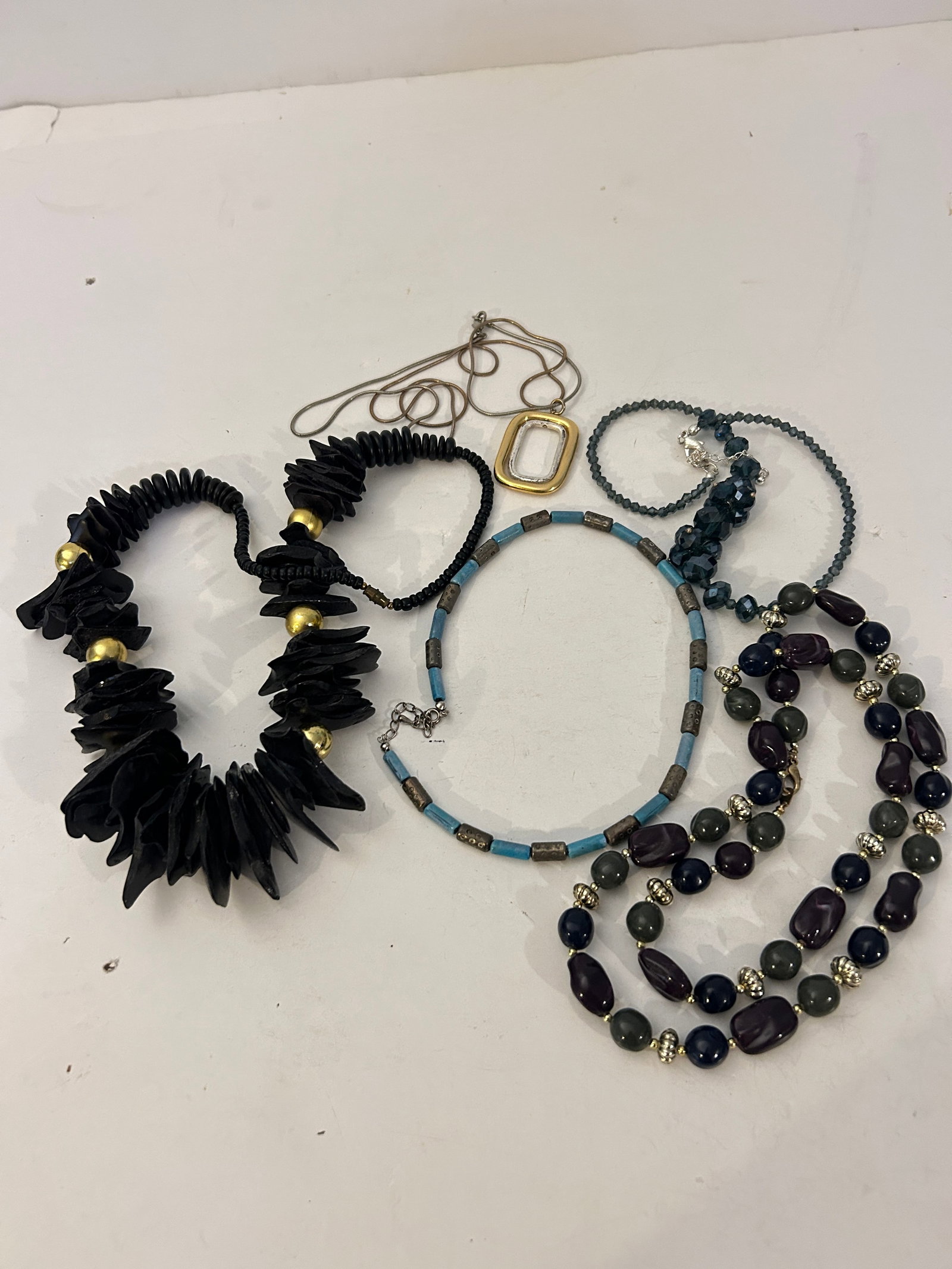 Vintage Lot of 5 good Necklaces: Vintage Lot of 5 good Necklaces Please view all photos as they are part of the description and condition of this Item, Feel free to contact me with questions or picture requests! Used Item AS IS