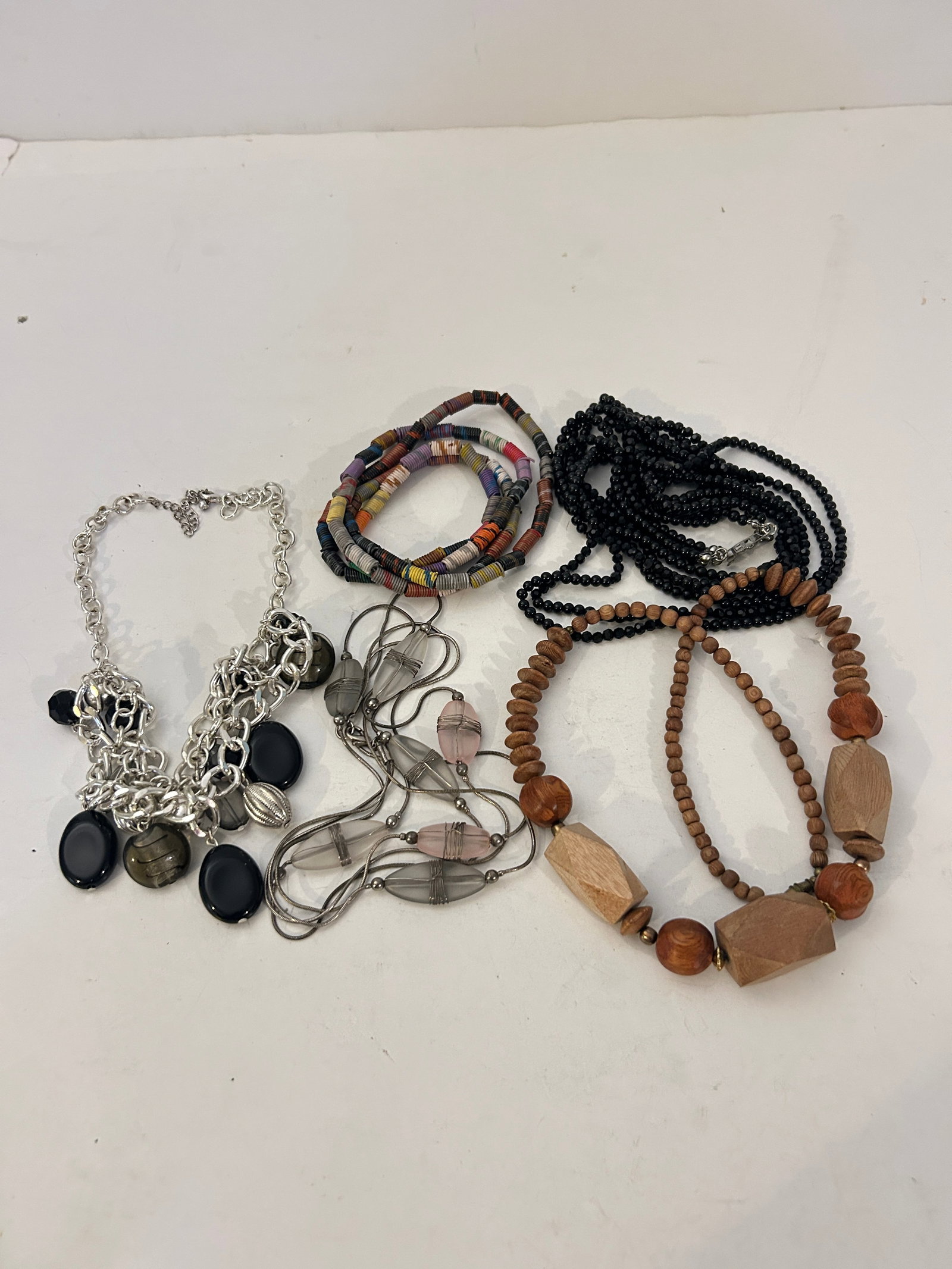 Vintage Lot of 5 good Necklaces: Vintage Lot of 5 good Necklaces Please view all photos as they are part of the description and condition of this Item, Feel free to contact me with questions or picture requests! Used Item AS IS